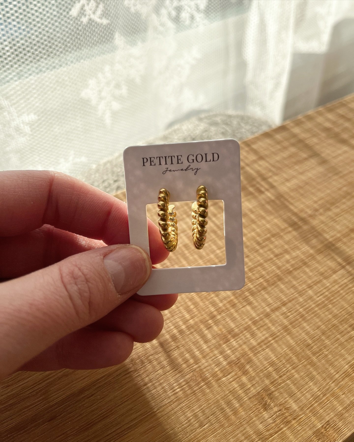 Petite Gold restock on the site! These pieces are made by an incredibly talented Calgarian artist and are not only beautiful, but also great quality. Stock up on some of these gorgeous staples today 💛💛