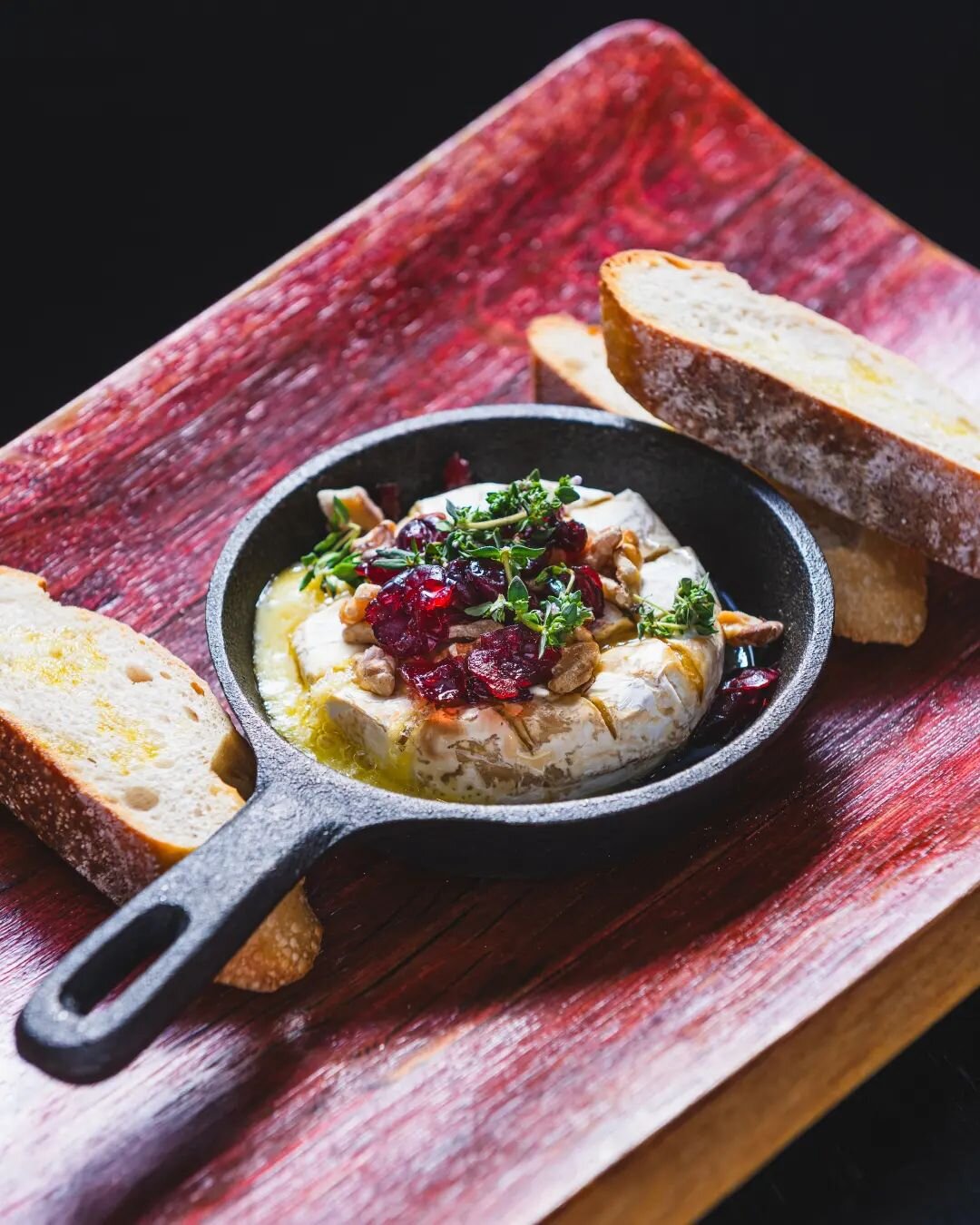 I had a fun day trip to Blenheim last week capturing some beautiful food for the team @quenchrestaurantandbar .

The Baked Brie with Maple Glaze, Cranberries, Walnuts and Baguette ... Caught my eye 👀 🤤

#cheese #brie #lunch
#brandstory #contentcrea