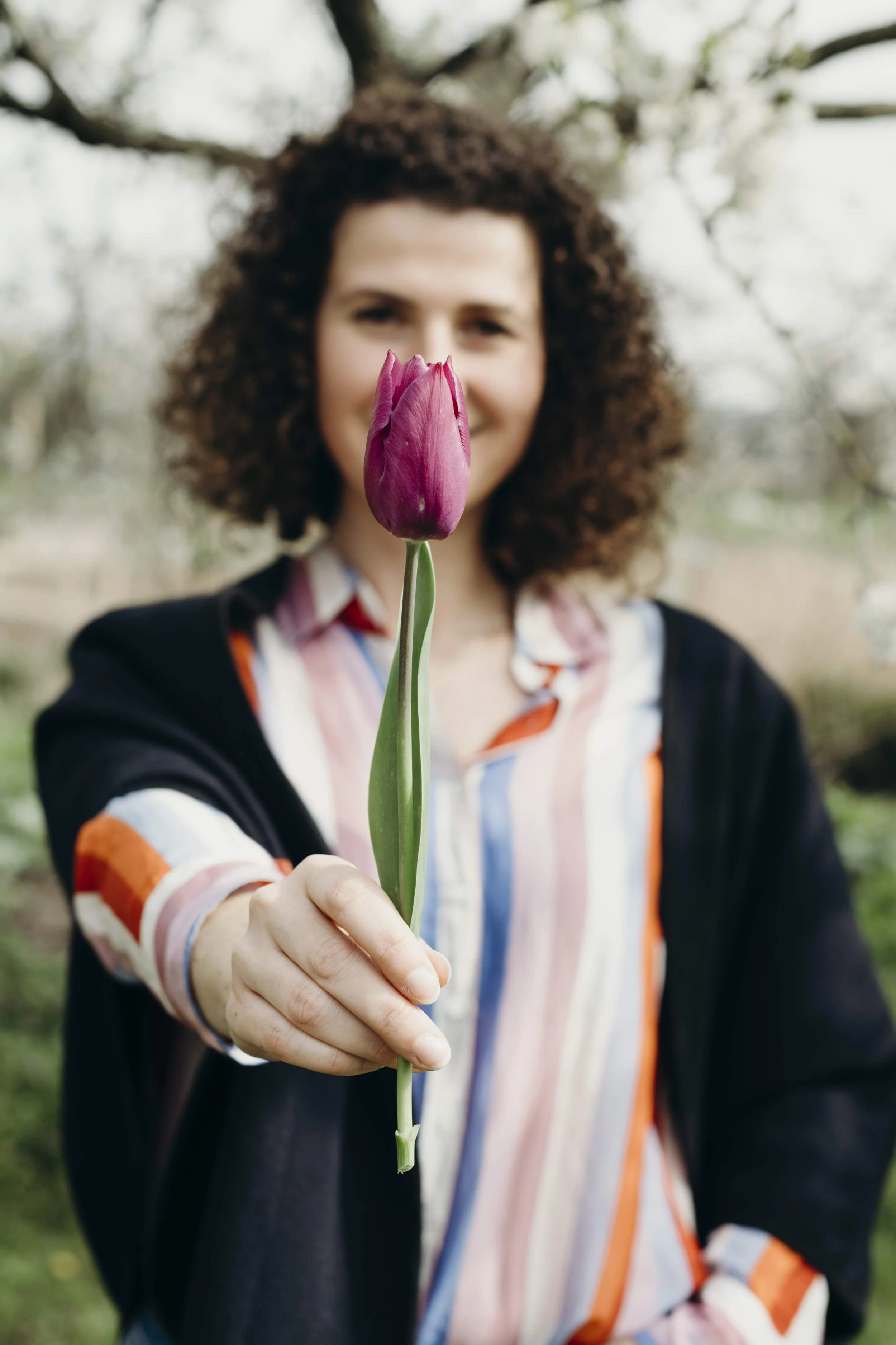 Heleen houdt een biologische tulp vast