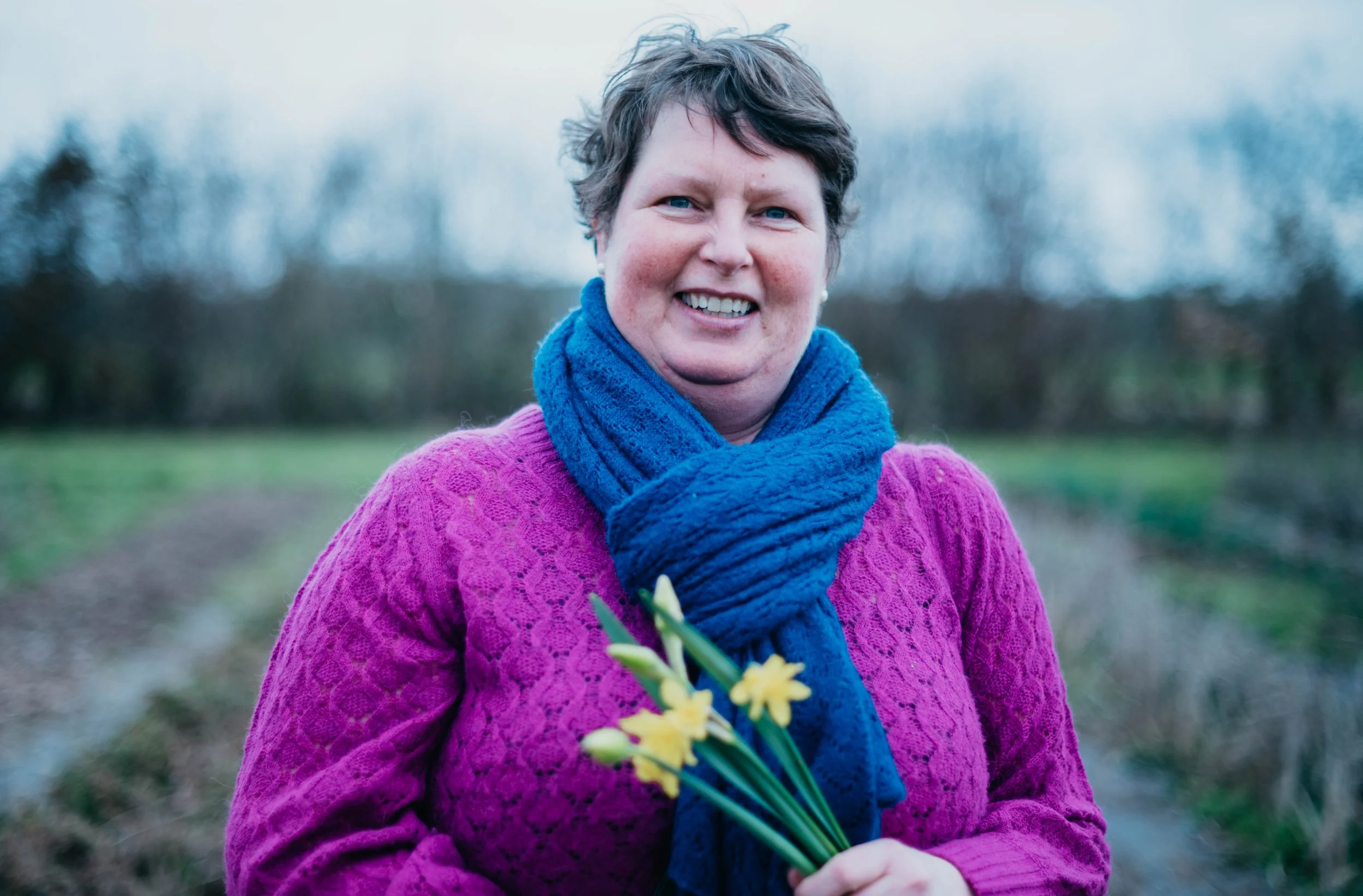 Ingrid houdt een boeketje narcissen vast