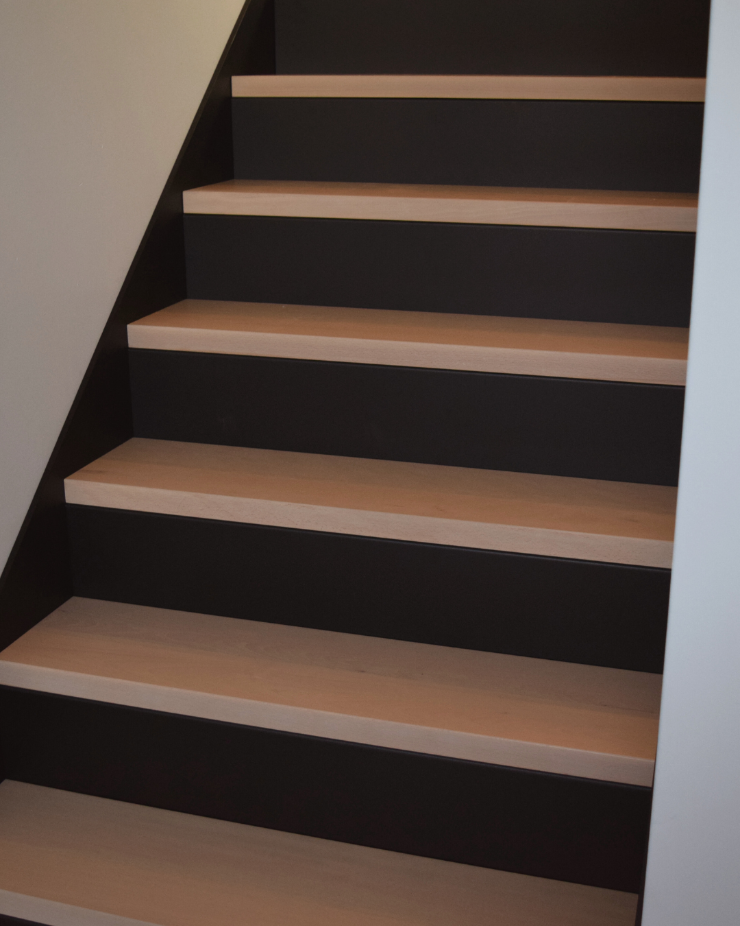 Stalen trap met houten treden