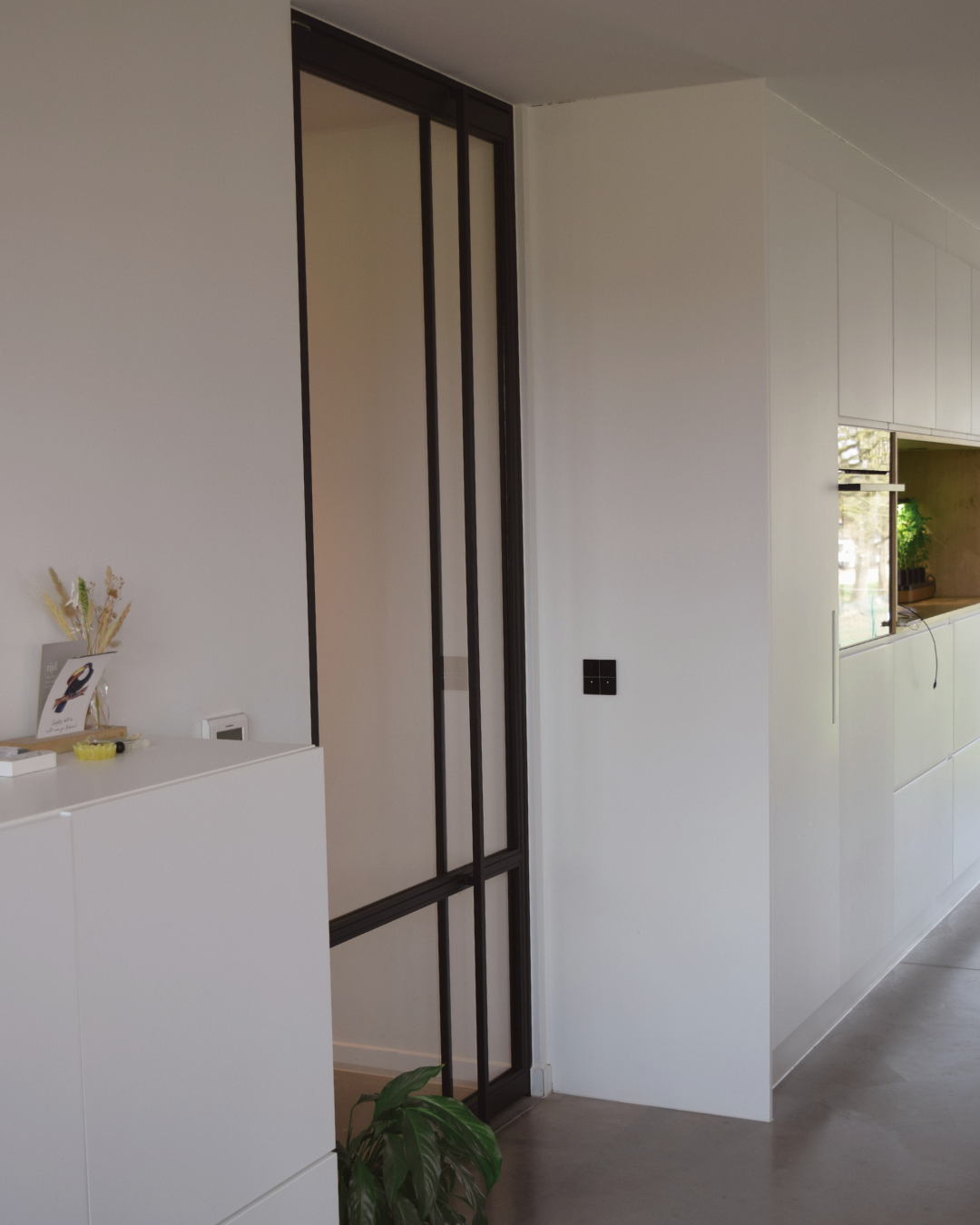 Stalen deur met deurhoog handvat