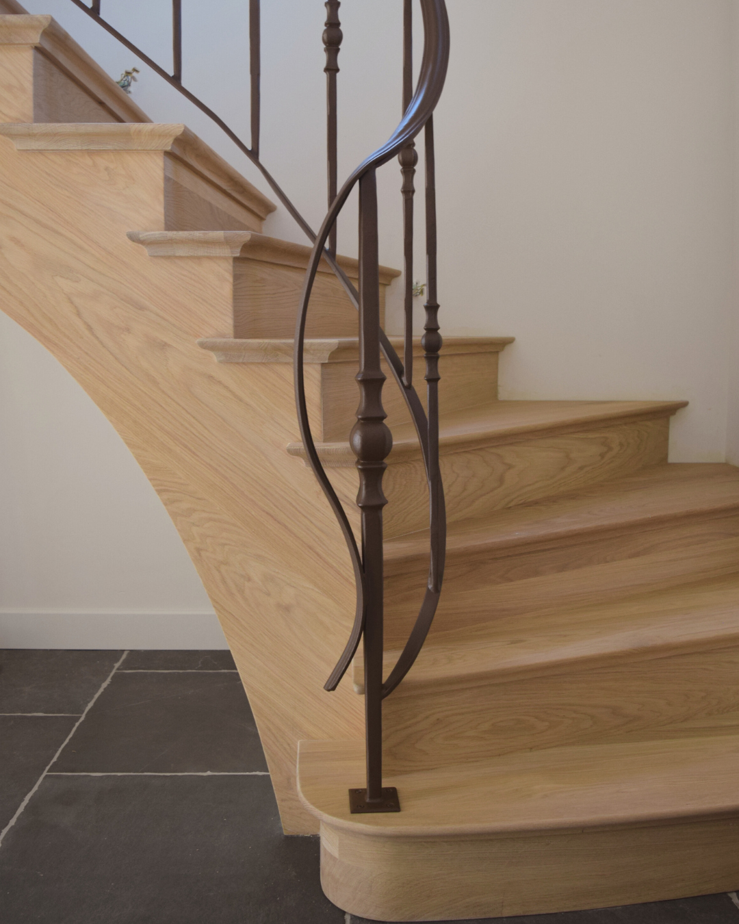 Eiken trap met stalen trapleuning