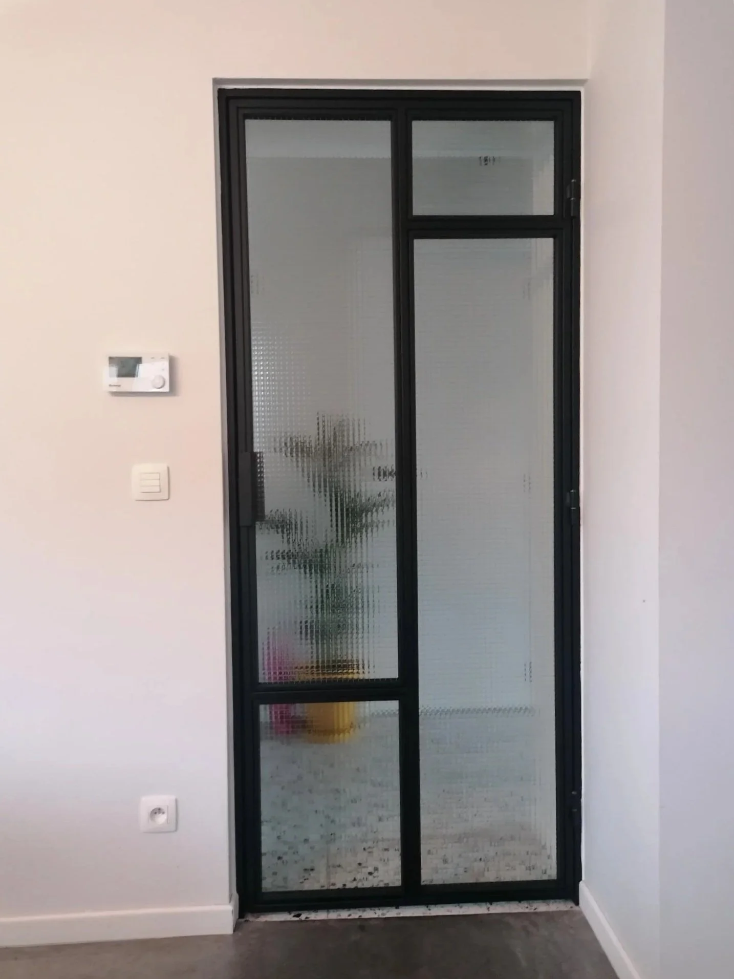 stalen deur met draadglas