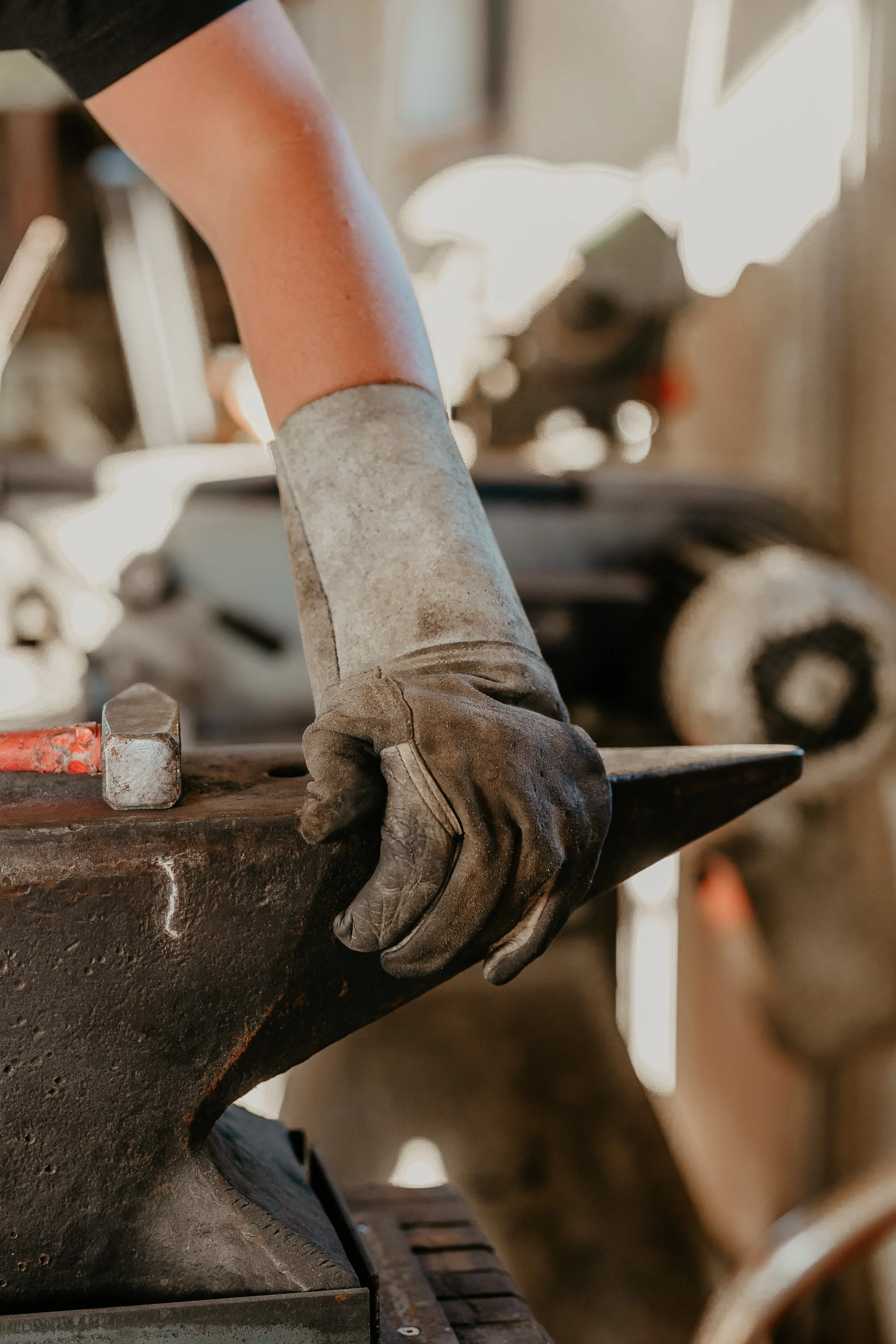 close-up van handschoen en ambacht staal