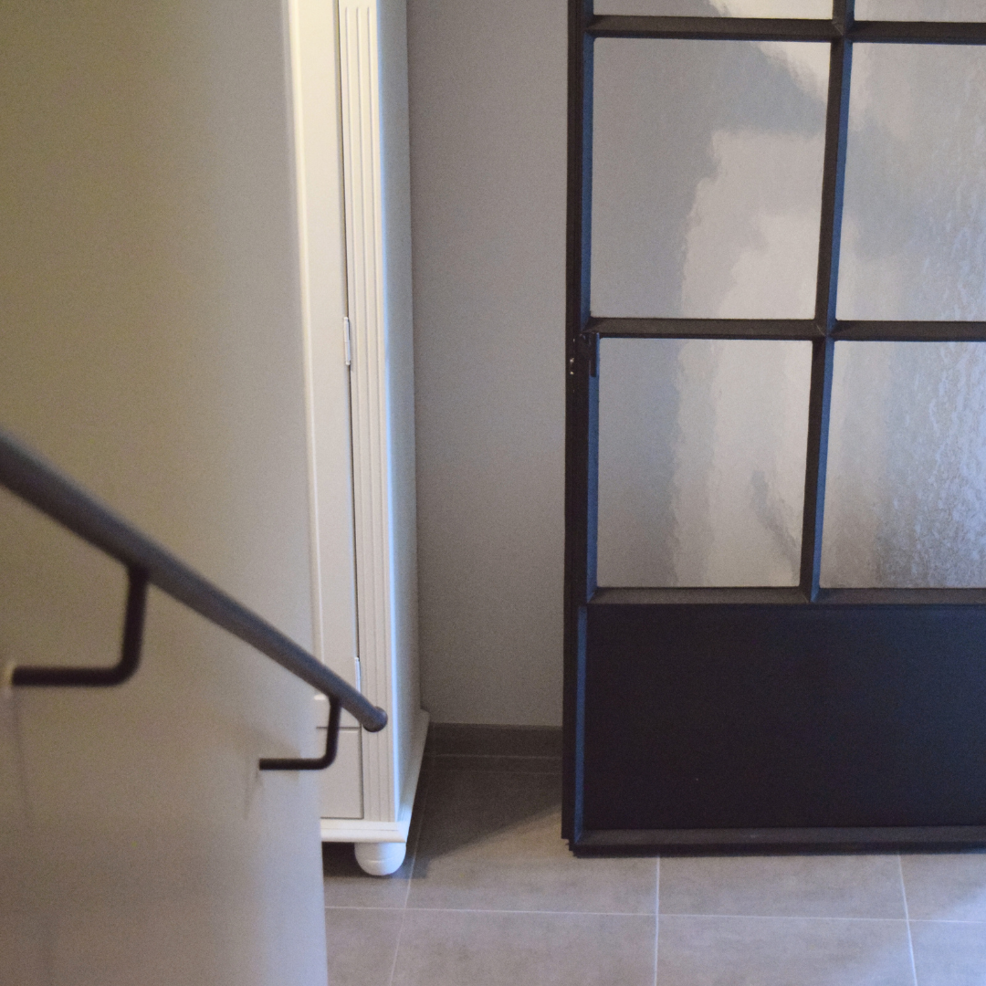 stalen trapleuning en deur