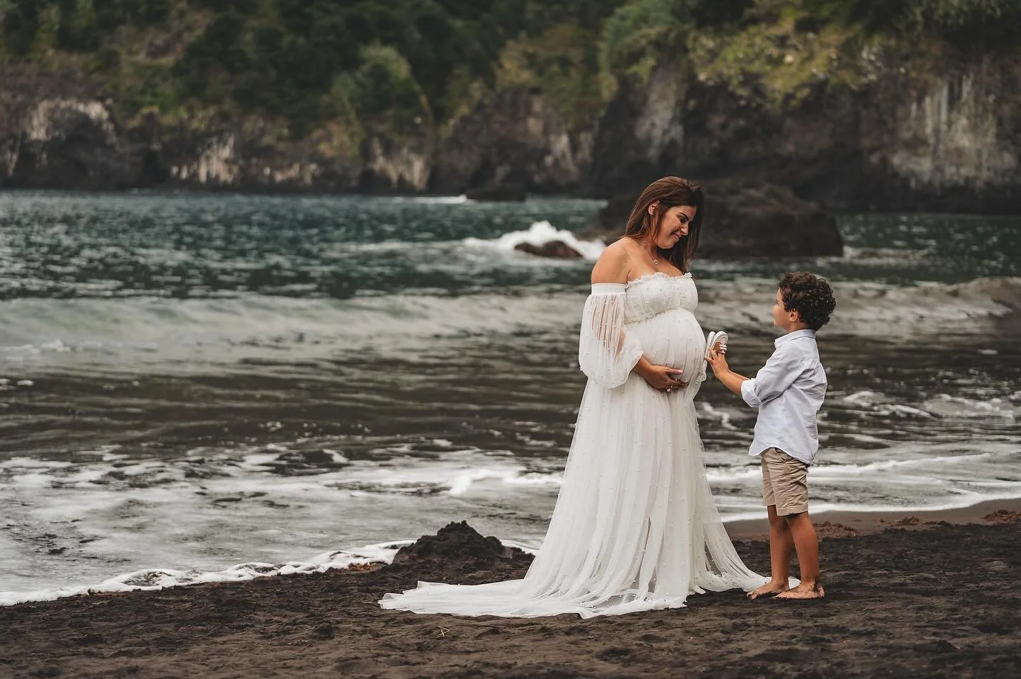 O cora&ccedil;&atilde;o de uma m&atilde;e cresce a cada pequeno batimento &mdash; um em seus bra&ccedil;os, outro sob seu cora&ccedil;&atilde;o, ambos amados al&eacute;m de qualquer medida. @lucybatistavieira 
Vestido 👗 Asteria branco 
Fot&oacute;gr