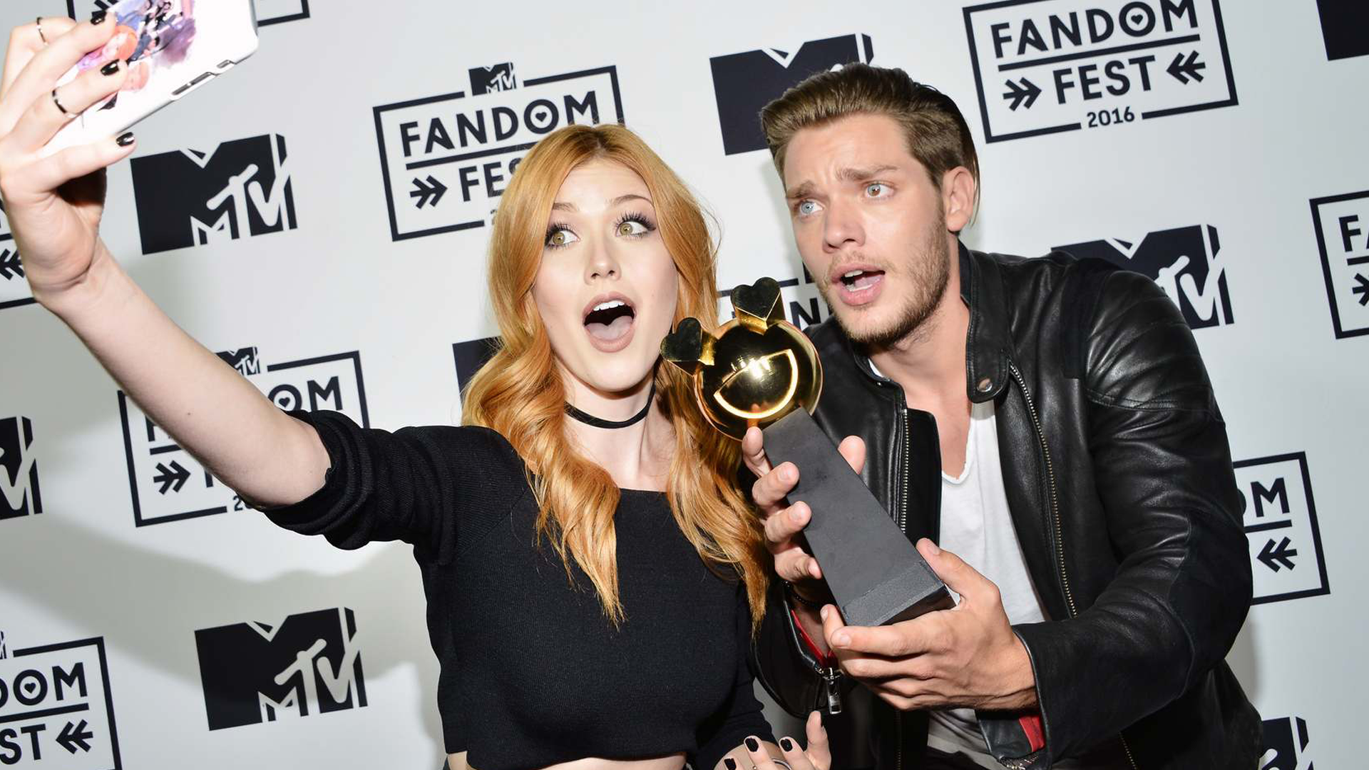 FANDOM trophy.png