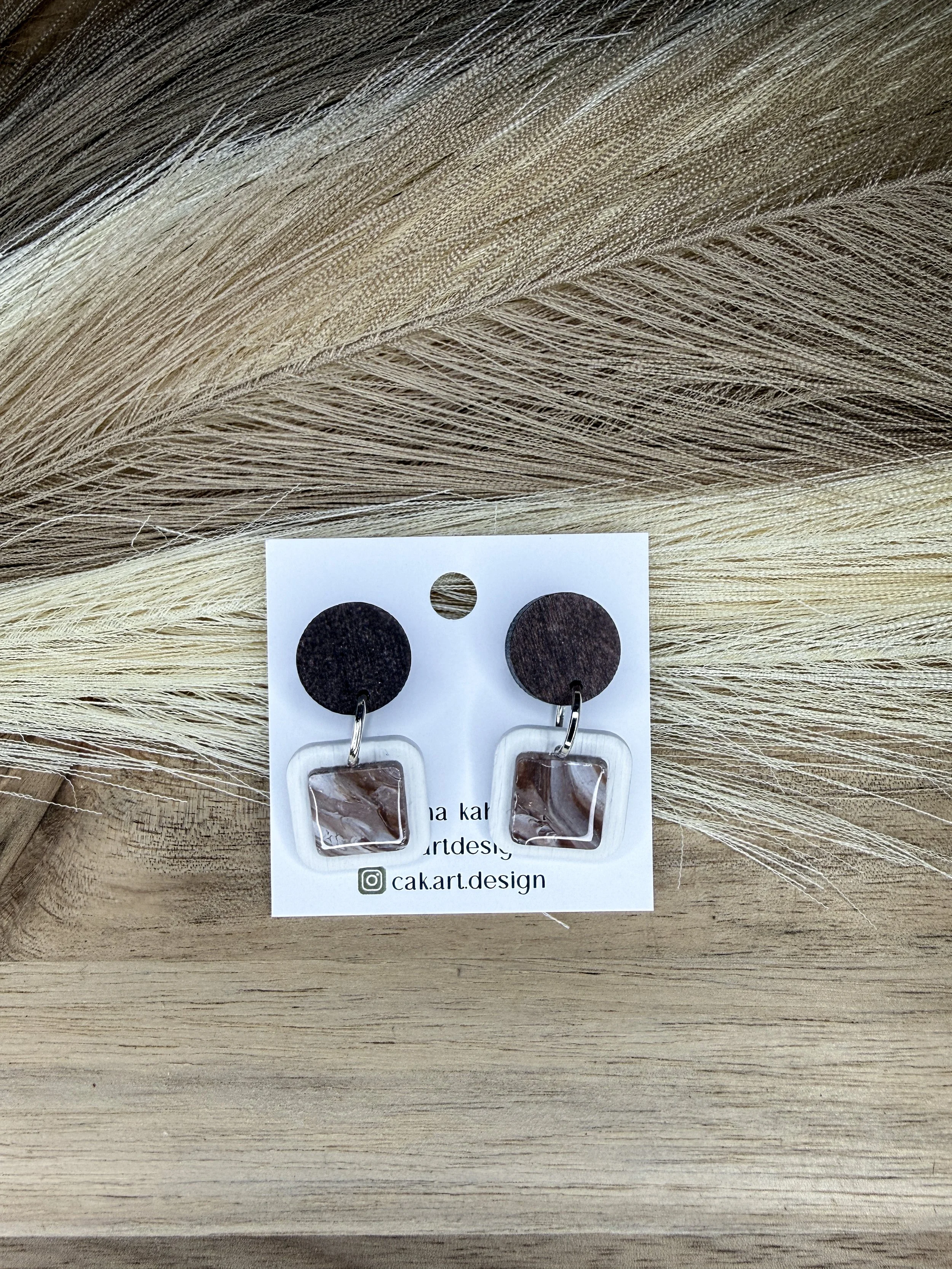 bezel - white and brown marble