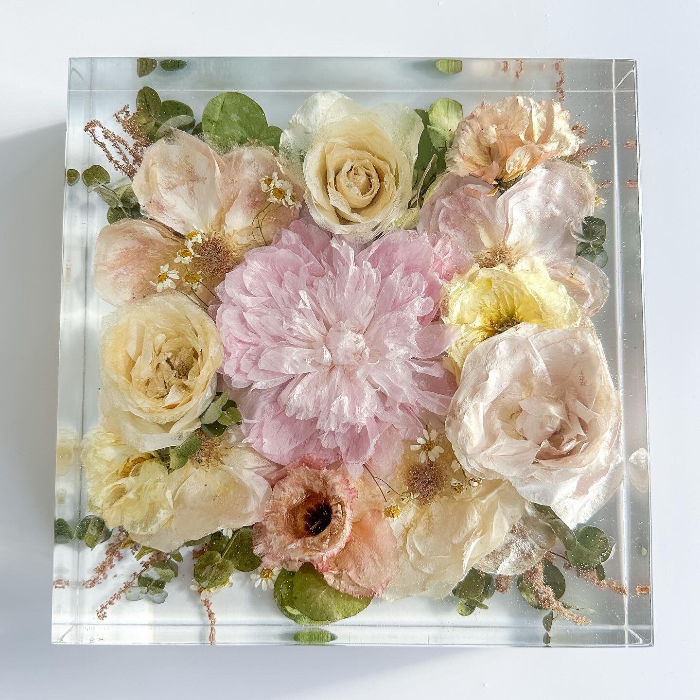 🤍💗 For Emily 💗🤍

This is our 25cm square block. I recommend this size as a minimum if you&rsquo;d like to preserve as much of your main bouquet flowers as possible. 

#resin #resinart #bouquet #bouquetpreservation #weddingkeepsake #northeastbride