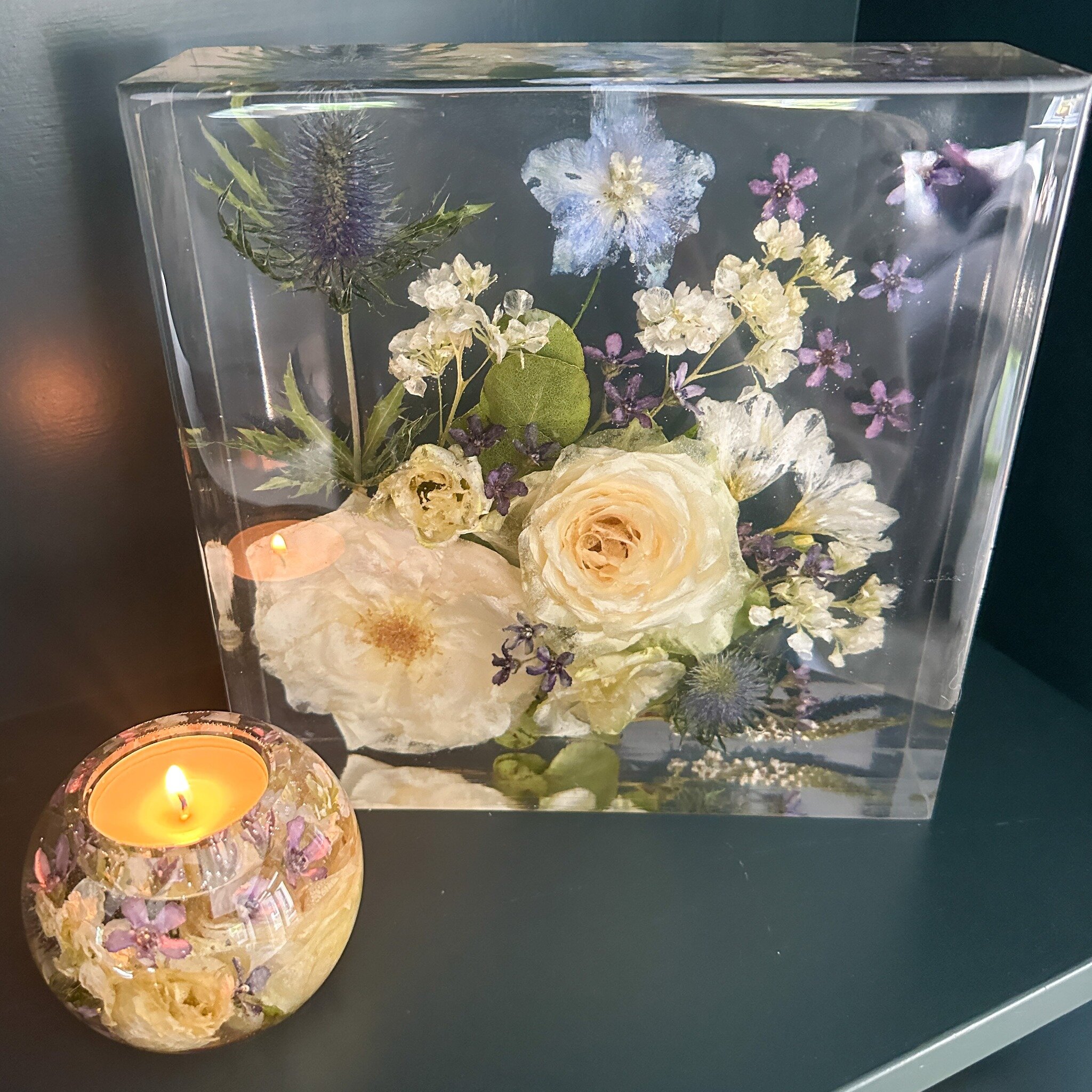 These two pieces looked very at home on my bookcase, it was hard to part with them 😆

Florist: @zoetheweddingflorist 
Mould: @masterpiecemoulds 
Resin: @elichemresins 

#resin #resinart #bouquet #bouquetpreservation #weddingkeepsake #northeastbride 