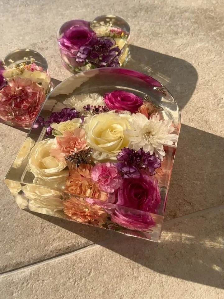 A colourful memorial collection for @salisauk with flowers from @katherinesflorists 💕

Small Arch + 12cm Hearts

#flowerpreservation #memorialflowers #funeralflowers #funeralkeepsake