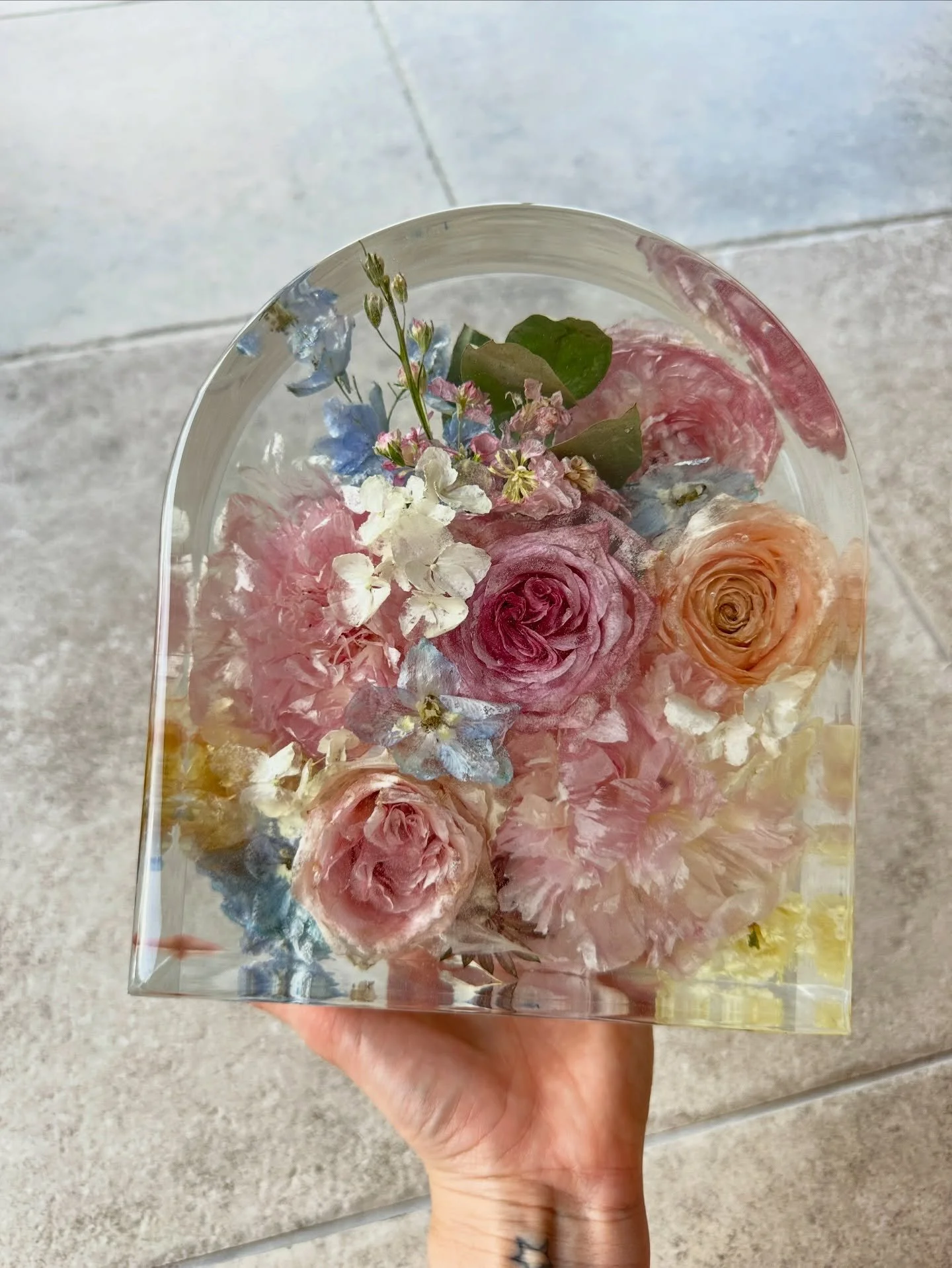 ➡️ Swipe to see how this beautiful wedding bouquet started fresh before being frozen in time. 

Very limited space left for 2025, bookings are open for 2026 brides. Reserve your date for &pound;25, 🔗in bio. 

Bride: @ambshunterx 
Florist: @rubyandco