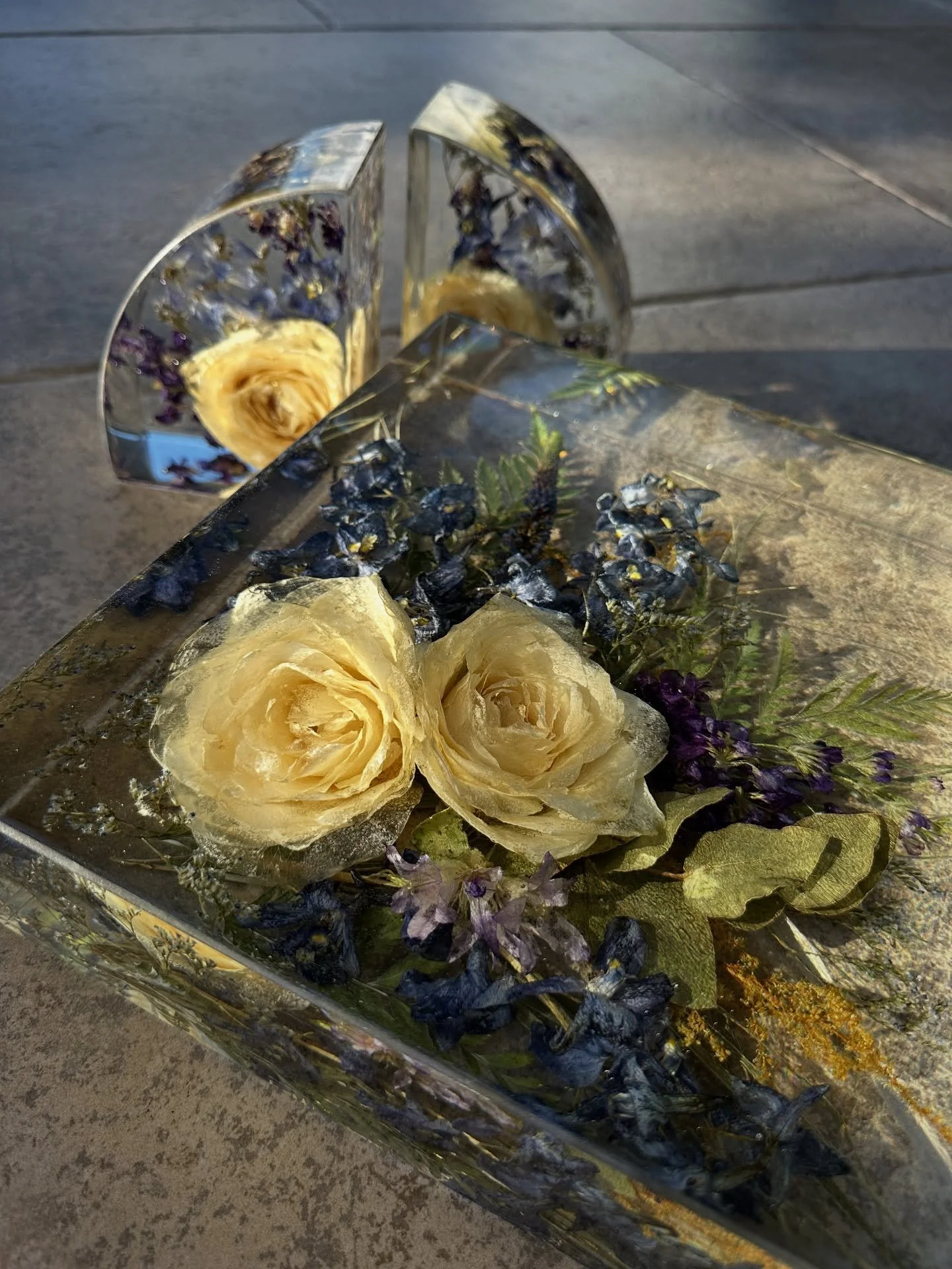 ✨ Preserving flowers in resin is a beautiful way to keep memories alive. ✨
This piece was created from funeral flowers, transforming them into a lasting memorial keepsake. Each bloom is carefully dried and set in crystal-clear resin to capture their 
