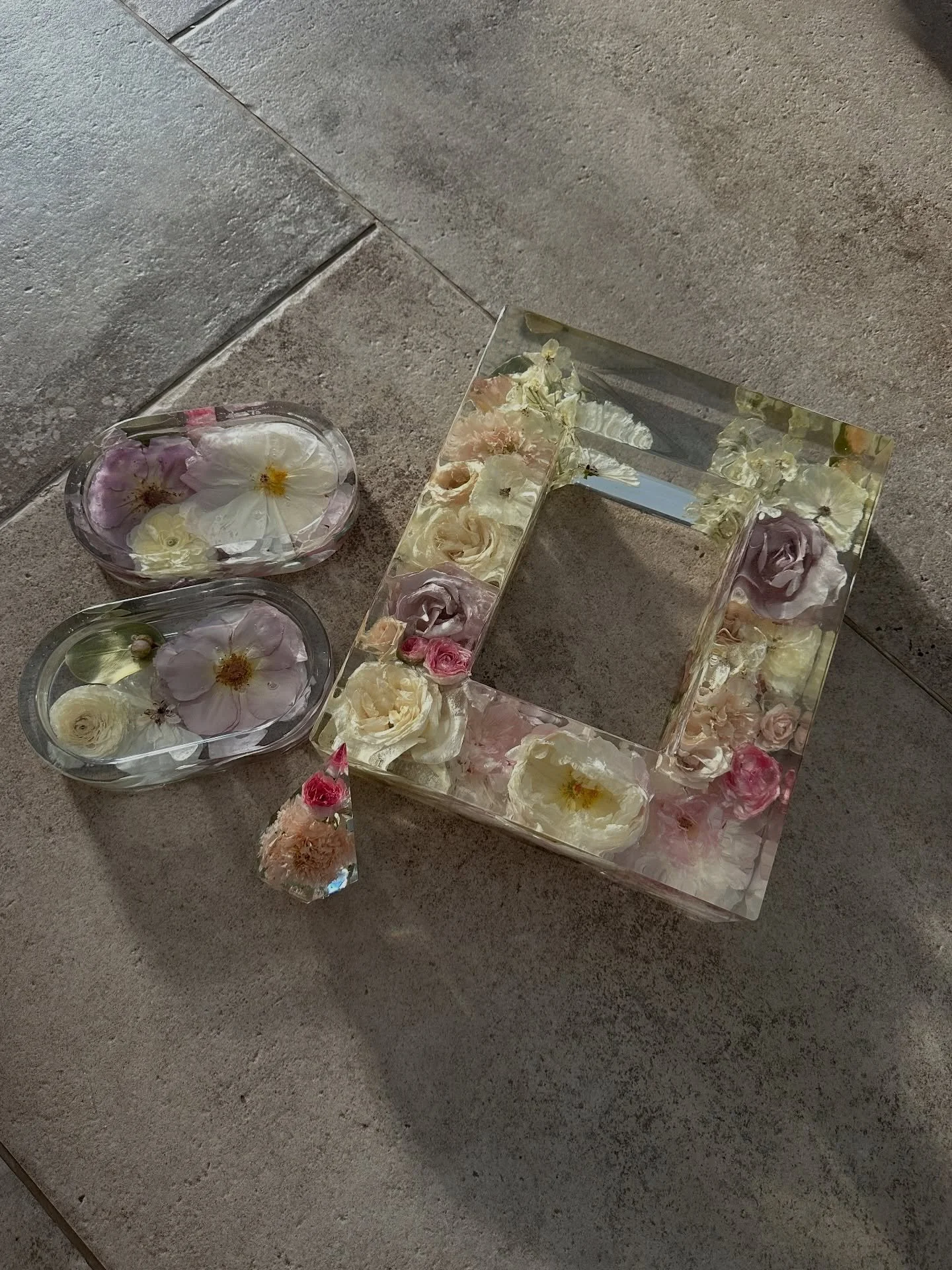 Soft white peonies and delicate roses preserved in the deep photo frame, jewellery trays and ring holder for @erinleighgibsonx 

Original florist: @veryeventfulweddings 

#weddingdecor #flowerpreservation #weddingflowers #dreamyflorals #romanticflowe