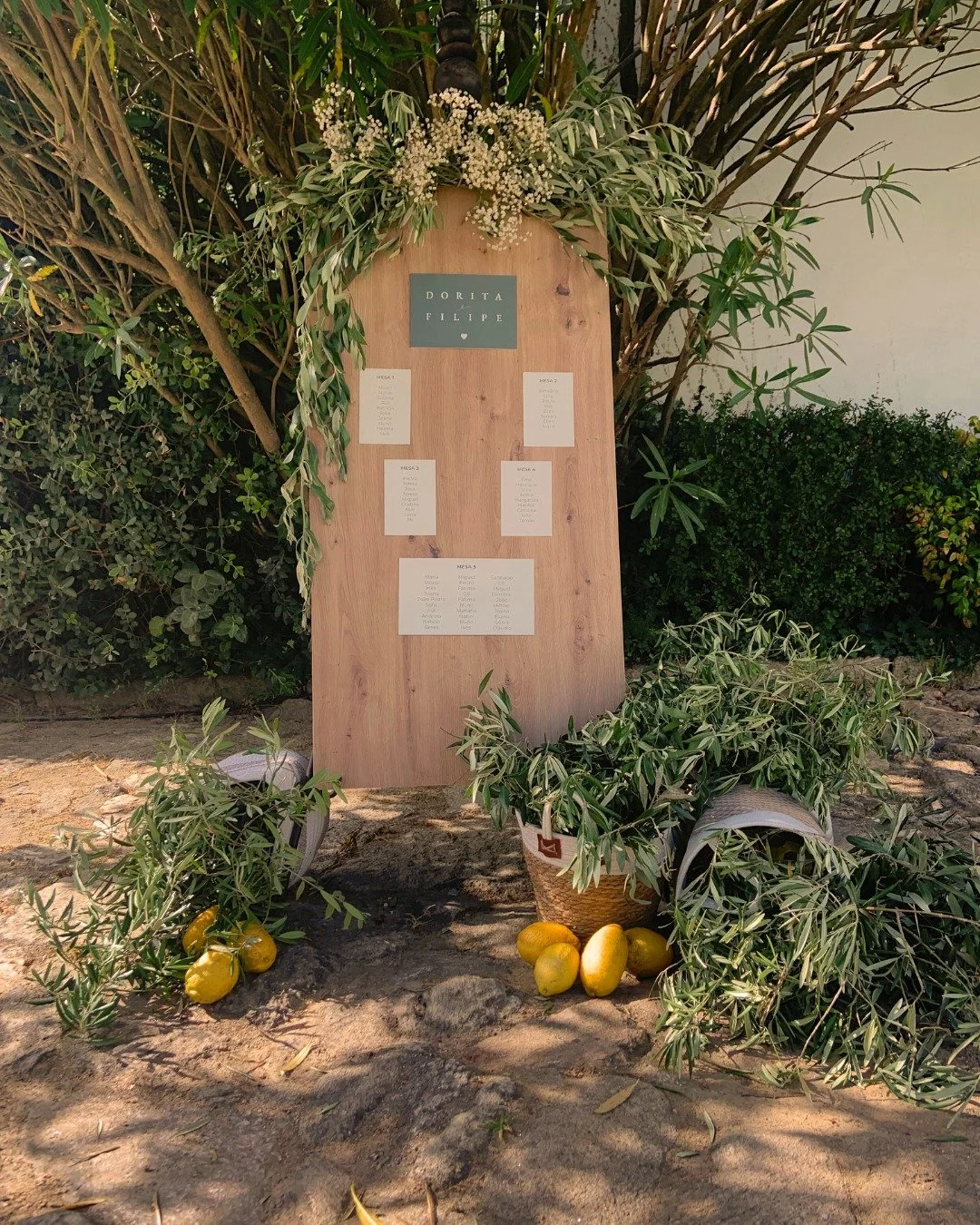 As folhas de oliveira, os lim&otilde;es frescos e a beleza do nosso Jardim das Cam&eacute;lias foram o cen&aacute;rio perfeito para um dia inesquec&iacute;vel! 🌿🍋

The olive branches, fresh lemons, and the beauty of our Camellia Garden were the per