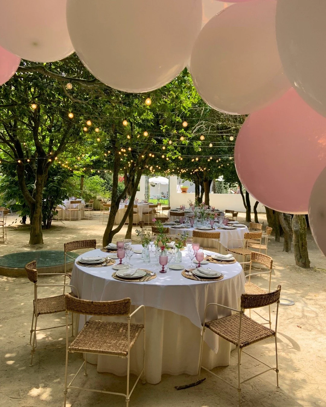 Entre bal&otilde;es, natureza e boas energias, cada detalhe transforma momentos em mem&oacute;rias inesquec&iacute;veis! 🌸✨

Among balloons, nature, and good vibes, every detail turns moments into unforgettable memories! 🌸✨

#wedding #portugaldesti
