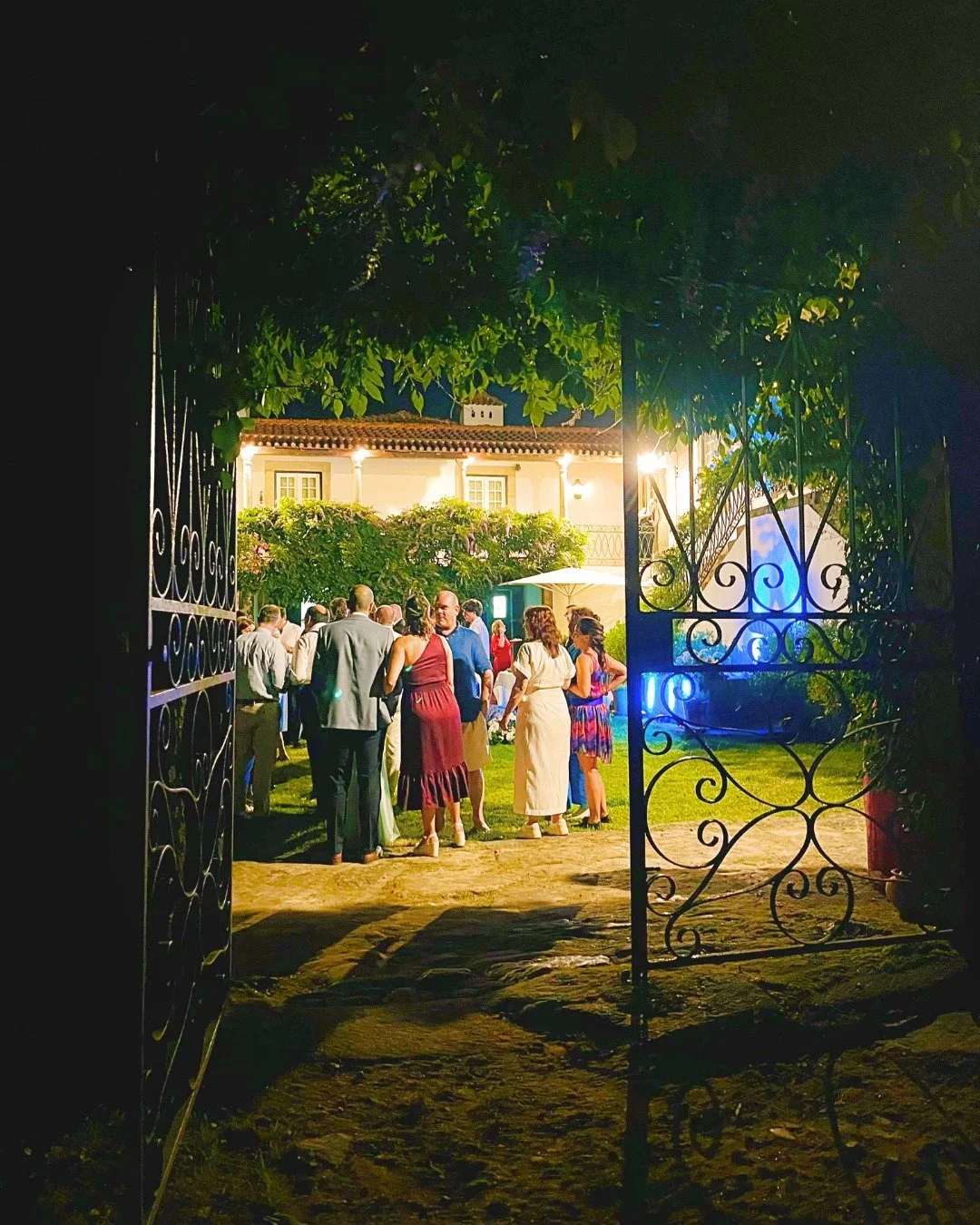 &Agrave; noite, a Casa de Montezelo ganha outra alma! ✨

At night, Casa de Montezelo takes on a different soul! ✨

#wedding #portugaldestinationwedding #2025wedding #weddinginspiration #casamento2025 #summerwedding
#outdoorwedding&nbsp;#casamento #ba