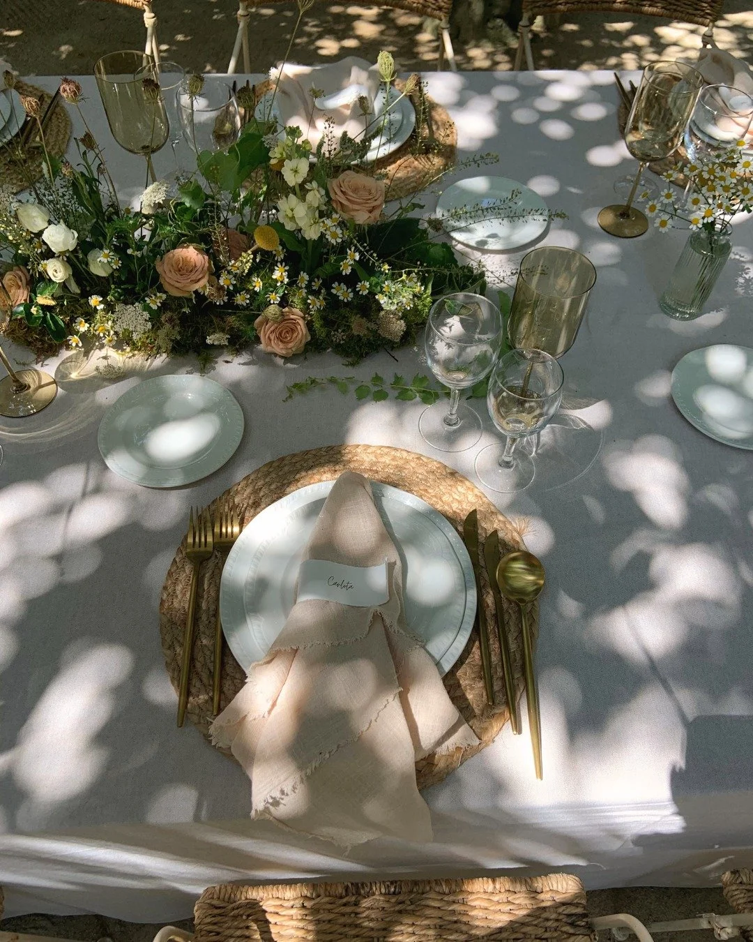 Quando a energia &eacute; boa e o cen&aacute;rio &eacute; ainda melhor! 💛

When the energy is good and the setting is even better! 💛

Deco by @po_de_farinha e @carmen_baldaia

#wedding #portugaldestinationwedding #2026wedding #summerwedding #baptis