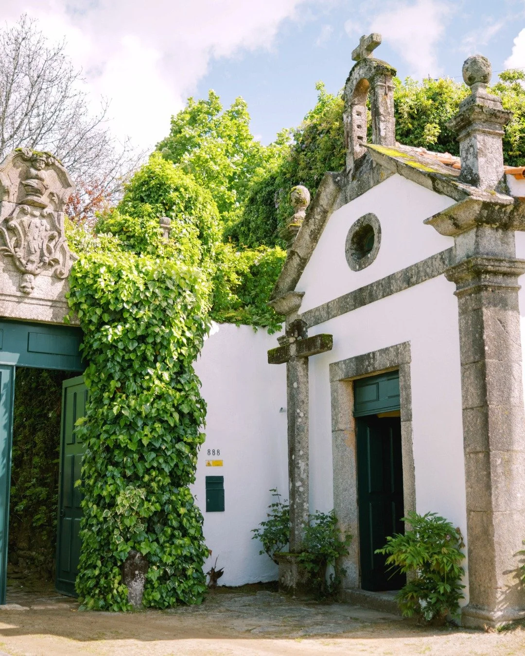 Capela de Nossa Senhora da Concei&ccedil;&atilde;o (1703) 
Um espa&ccedil;o de f&eacute; e hist&oacute;ria, erguido h&aacute; mais de tr&ecirc;s s&eacute;culos.
No interior, um delicado altar em talha policromada, em tons de azul e branco, guarda a i