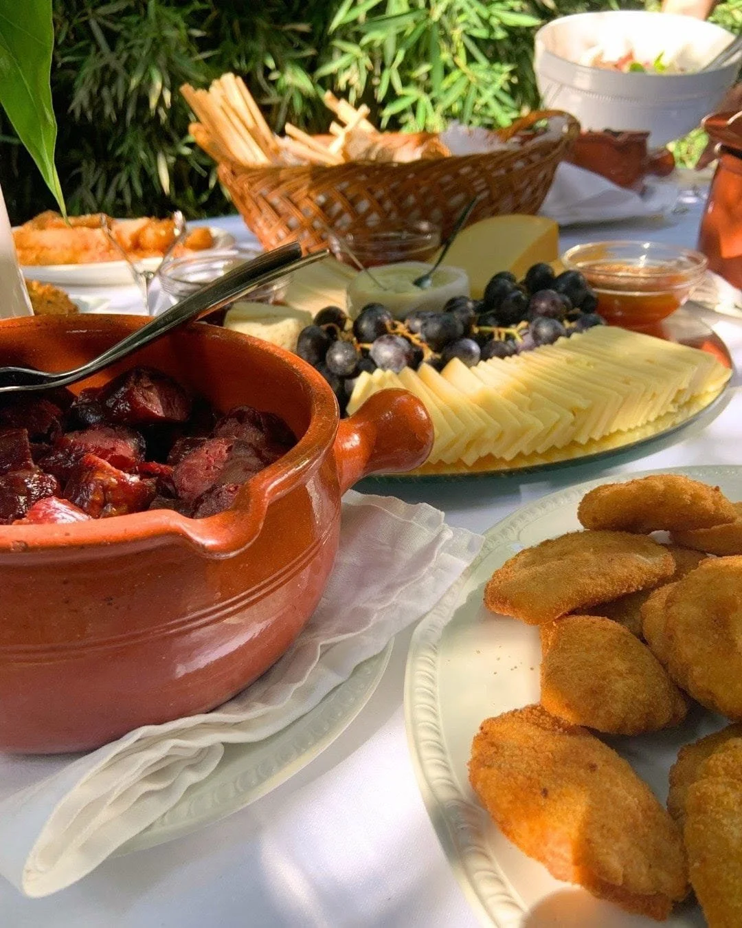 Al&eacute;m dos nossos menus tradicionais, agora tamb&eacute;m oferecemos op&ccedil;&otilde;es mais simples e descontra&iacute;das, como este delicioso lanche ajantarado em estilo buffet! 🥖🍇
Perfeito para eventos ao ar livre, anivers&aacute;rios, b