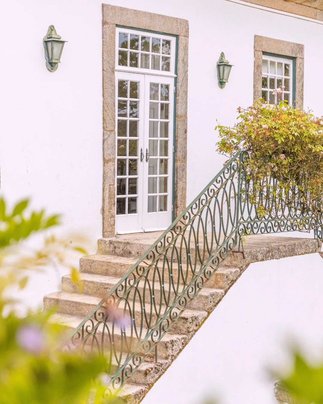 Arquitetura e eleg&acirc;ncia em perfeita harmonia! ✨🌿

Architecture and elegance in perfect harmony! ✨🌿

#wedding #portugaldestinationwedding #2026wedding #weddinginspiration #casamento2026 #summerwedding
#outdoorwedding&nbsp;#casamento #baptism #