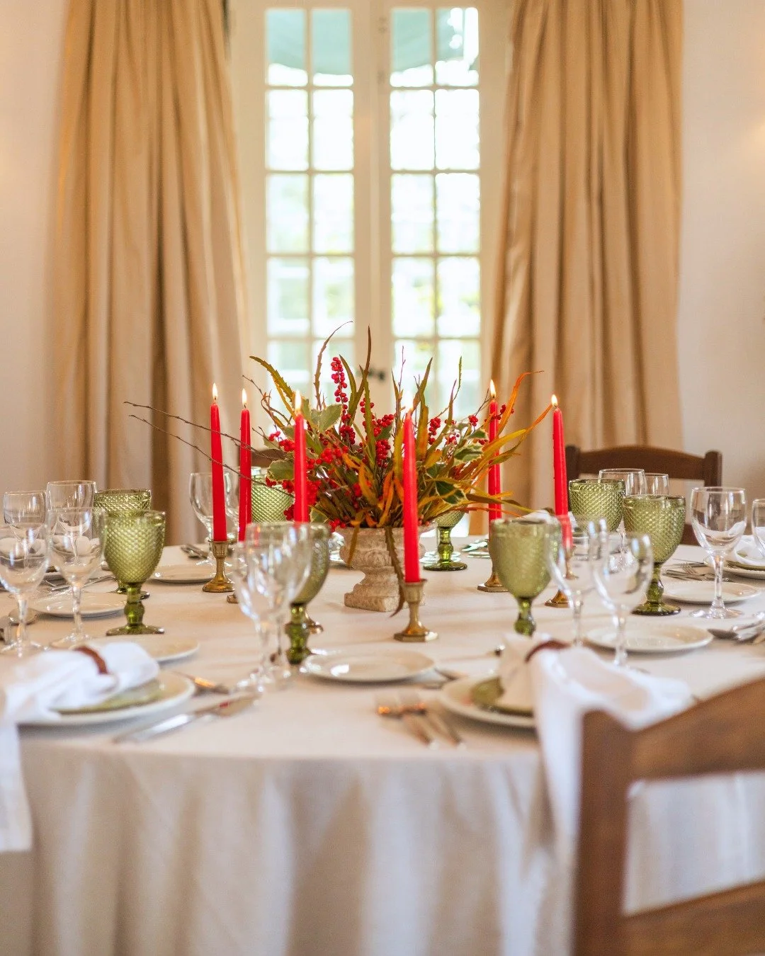 Com velas iluminadas e um toque de vermelho e dourado, criamos um cen&aacute;rio especial para viver o esp&iacute;rito natalino! 🎄✨

With glowing candles and a touch of red and gold, we create a special setting to embrace the Christmas spirit! 🎄✨

