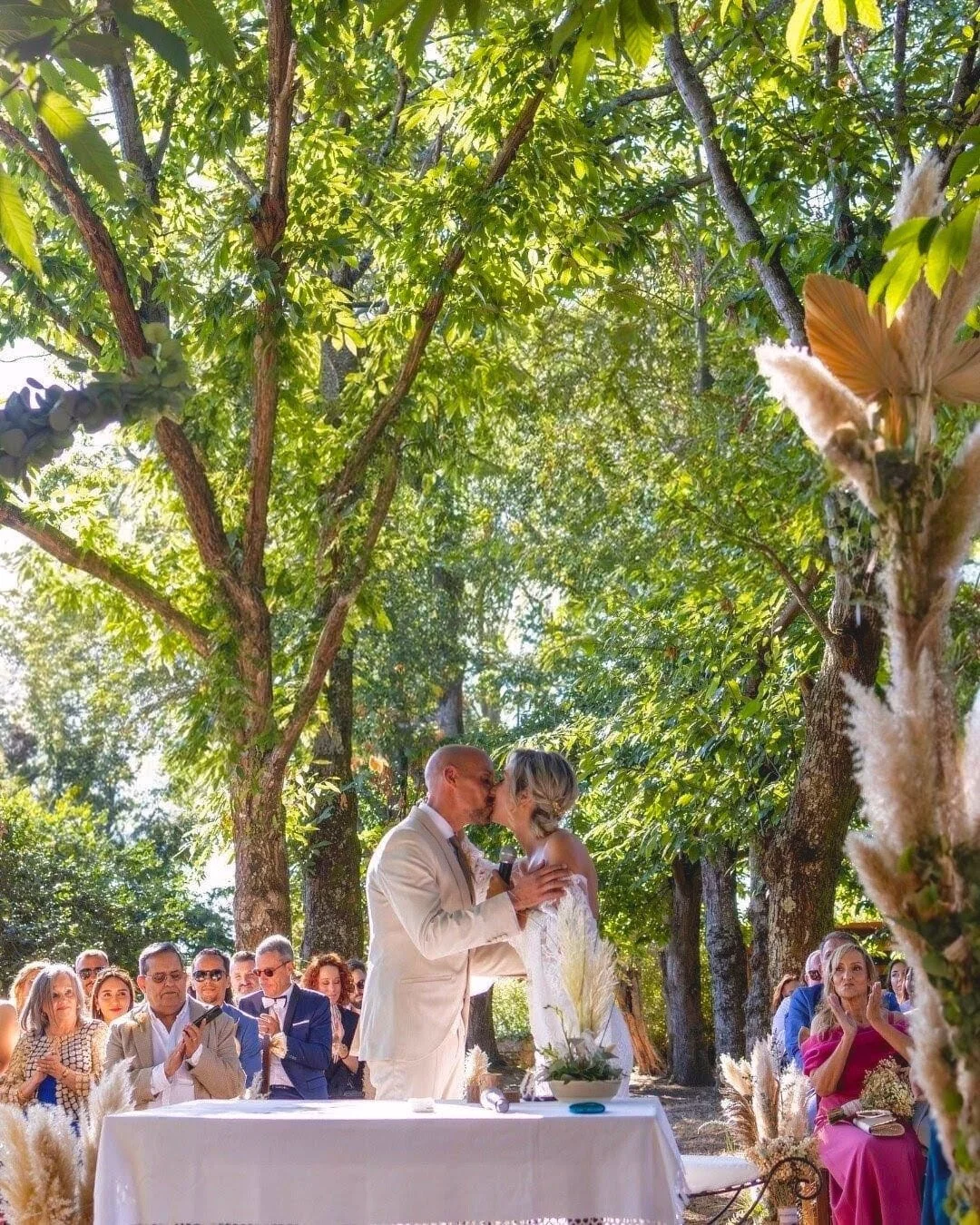 O seu casamento de sonho merece um cen&aacute;rio que emociona! 
Entre &aacute;rvores e luz natural, o nosso bosque celebra hist&oacute;rias que duram para sempre 🤍✨🌿

Your dream wedding deserves a setting that truly moves you!
Among trees and natu