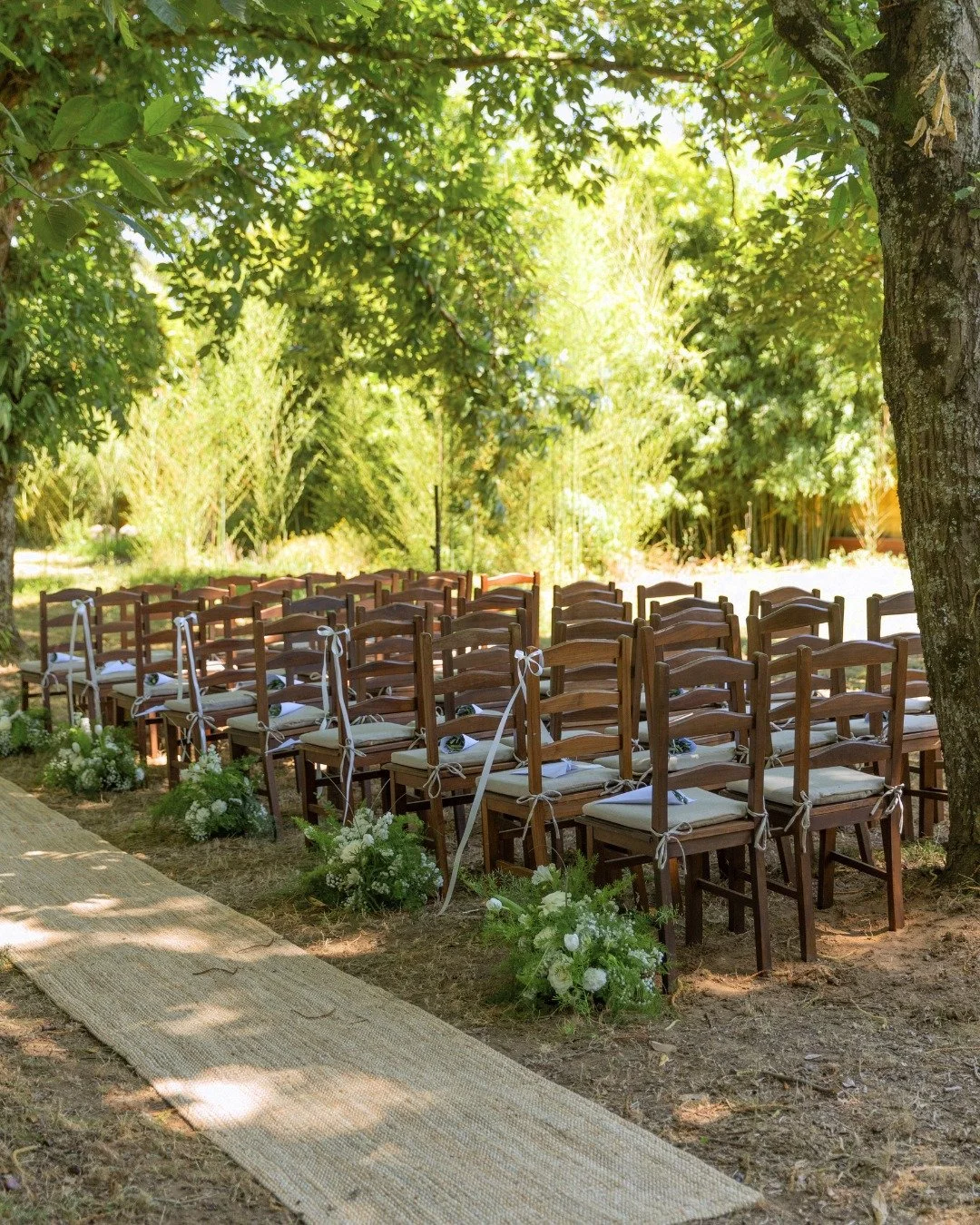 Cadeiras alinhadas, natureza envolvente e um &ldquo;sim&rdquo; &agrave; espera de acontecer! 🌿✨

Aligned chairs, surrounded by nature, and a &ldquo;yes&rdquo; waiting to happen! 🌿✨

#wedding #portugaldestinationwedding #2026wedding #weddinginspirat