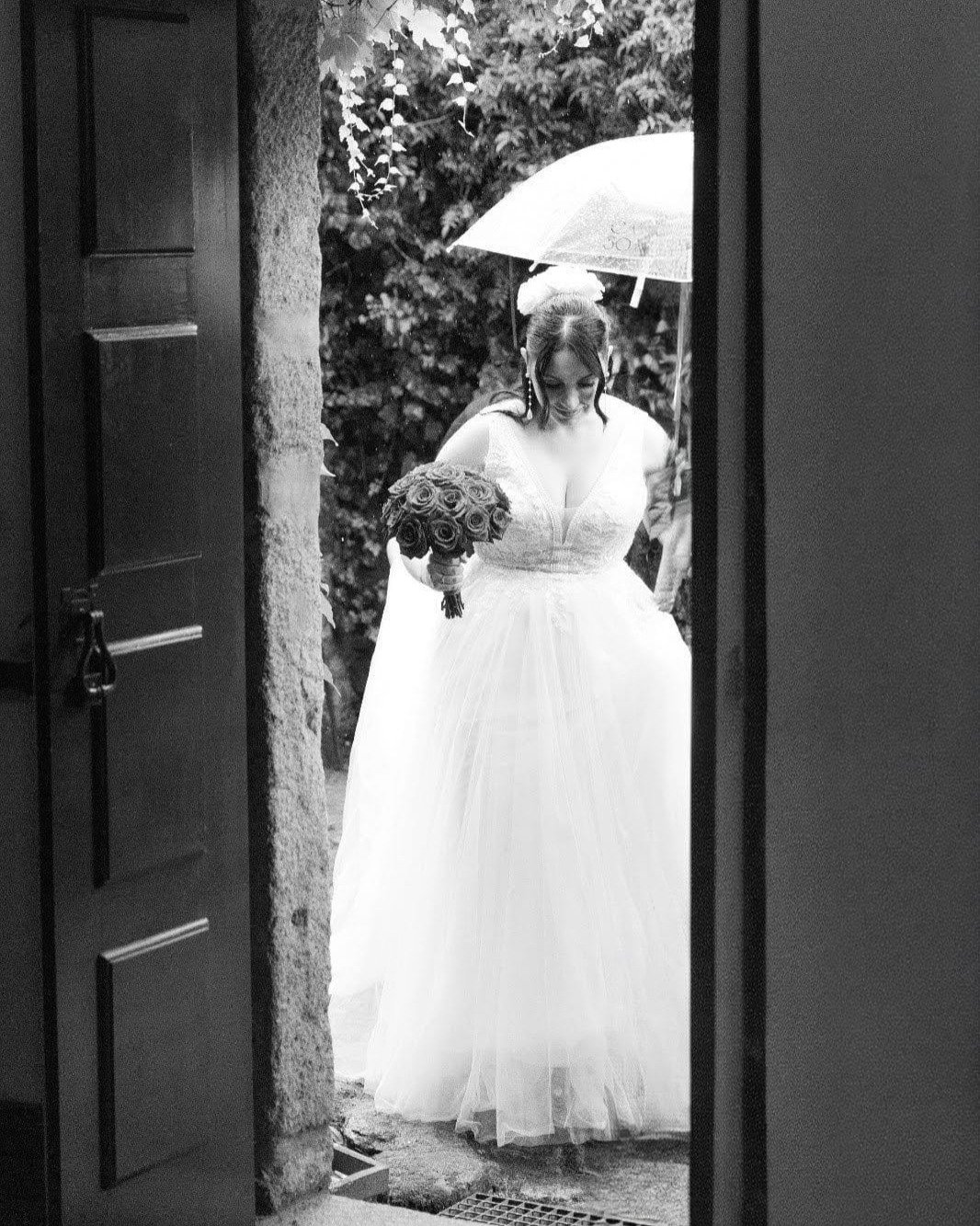 Nem a chuva atrasa um amor que sabe para onde vai! 🌧️🤍

Not even the rain can slow down a love that knows where it&rsquo;s going! 🌧️🤍

#wedding #portugaldestinationwedding #2026wedding #weddinginspiration #casamento2026 #summerwedding
#outdoorwed