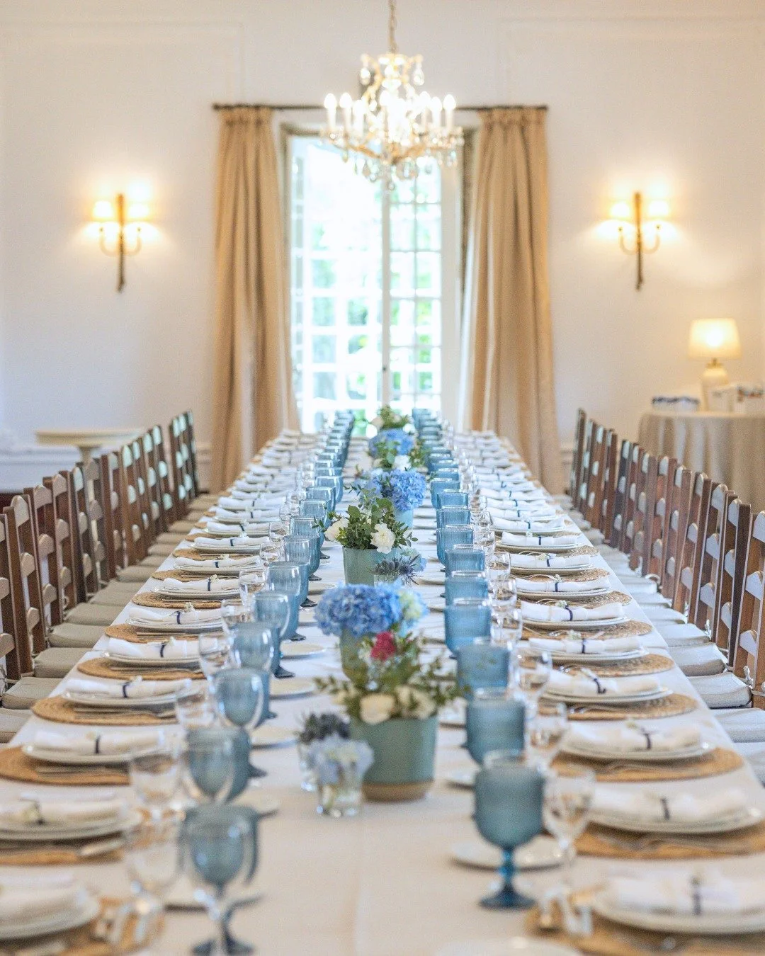Uma mesa retangular decorada em tons de azul no nosso sal&atilde;o principal 💙✨
Um cl&aacute;ssico que nunca falha!

A rectangular table decorated in shades of blue in our main hall 💙✨
A classic that never fails!

#wedding #portugaldestinationweddi