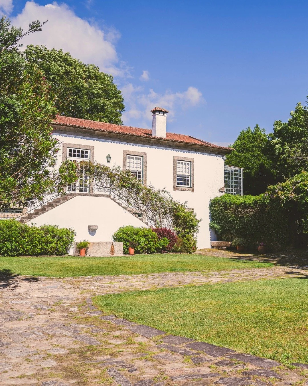 Na Casa de Montezelo, cada detalhe respira hist&oacute;ria e autenticidade. Entre pedra antiga, jardins encantadores e uma eleg&acirc;ncia intemporal, &eacute; aqui que come&ccedil;am hist&oacute;rias que ficam para sempre! ✨

At Casa de Montezelo, e