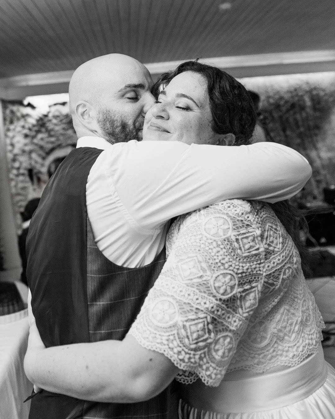 Um abra&ccedil;o que diz tudo! 🤍

A hug speaks louder than words! 🤍

#indoorwedding#wedding&nbsp;#portugaldestinationwedding&nbsp;#2026wedding&nbsp;#weddinginspiration&nbsp;#casamento2026&nbsp;#summerwedding
#outdoorwedding&nbsp;#casamento&nbsp;#ba