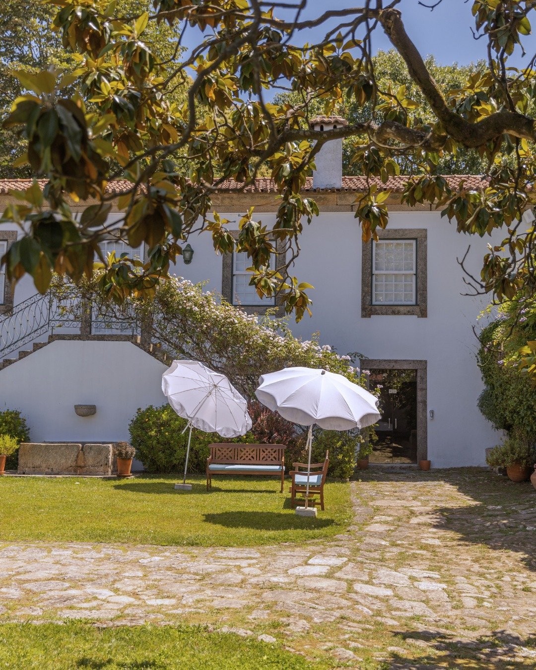 Um jardim e um ambiente tranquilo para eventos memor&aacute;veis! 🌿✨

A garden and a peaceful setting for memorable events! 🌿✨

#wedding #portugaldestinationwedding #2026wedding #weddinginspiration #casamento2026 #summerwedding
#outdoorwedding&nbsp