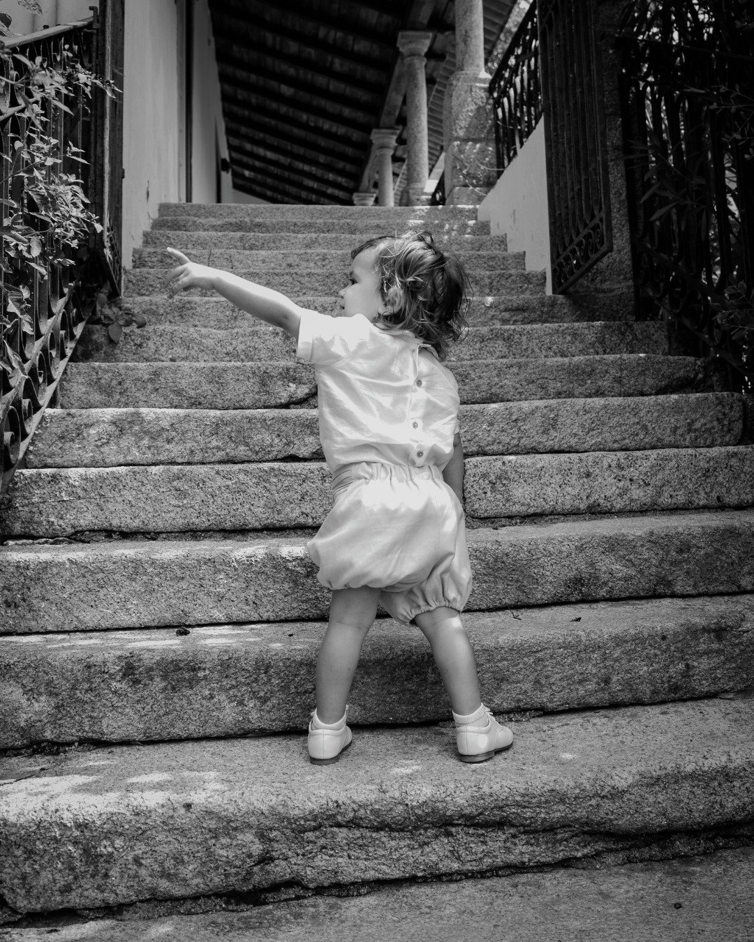 Cada degrau, uma nova descoberta. Cada evento, uma hist&oacute;ria para contar ✨

Every step, a new discovery. Every event, a story to tell ✨

@joanarosendo_fotografia 

#wedding #portugaldestinationwedding #2026wedding #weddinginspiration #casamento