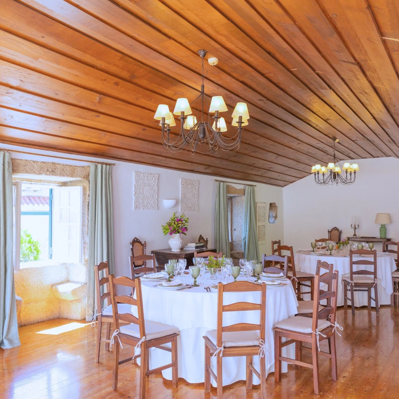 Jardim de Inverno
Um espa&ccedil;o confort&aacute;vel e acolhedor, onde a madeira e a luz natural criam um ambiente perfeito para reunir os seus convidados em momentos especiais! ✨ 

Winter Garden
A comfortable and welcoming space where wood finishes