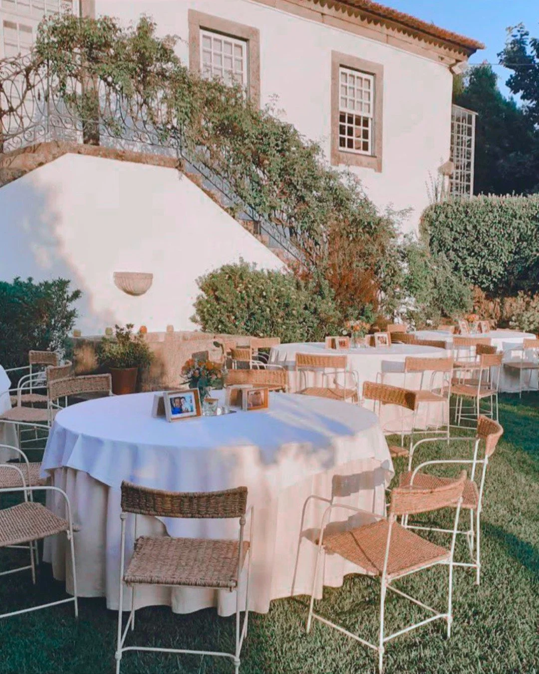 Aqui h&aacute; lugar para todos&hellip; e mais um! 🌿🤍✨

There's room for everyone&hellip; and one more! 🌿🤍✨

#indoorwedding#wedding&nbsp;#portugaldestinationwedding&nbsp;#2026wedding&nbsp;#weddinginspiration&nbsp;#casamento2026&nbsp;#summerweddin