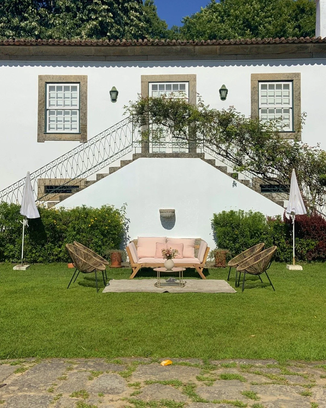 Um cantinho pensado para juntar pessoas, prolongar conversas e aproveitar o ambiente! ✨🤍

A little corner designed to bring people together, prolong conversations, and enjoy the atmosphere! ✨🤍

#indoorwedding&nbsp;#portugaldestinationwedding&nbsp;#