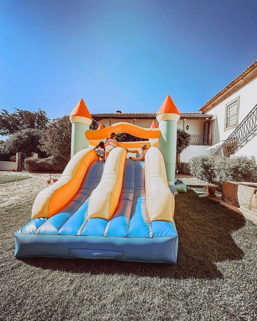 Porque um dia perfeito tamb&eacute;m inclui anima&ccedil;&atilde;o para os mais pequenos! ✨

Because a perfect day also includes entertainment for the little ones! ✨

#indoorwedding&nbsp;#portugaldestinationwedding&nbsp;#2027wedding&nbsp;#weddinginsp