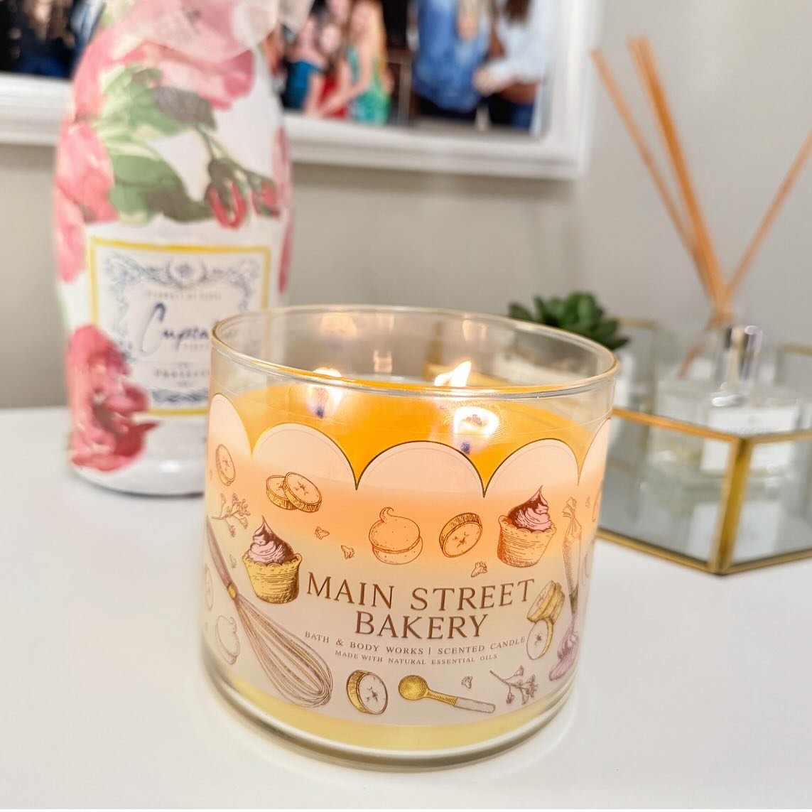 Perfect candle for this time of year🍰💗✨ 
-
Thought I&rsquo;d share a candle I&rsquo;ve been loving lately- @bathandbodyworks Main Street Bakery! I love warm, sweet scents, but they don&rsquo;t always scream spring/summer&hellip; this candle is the 