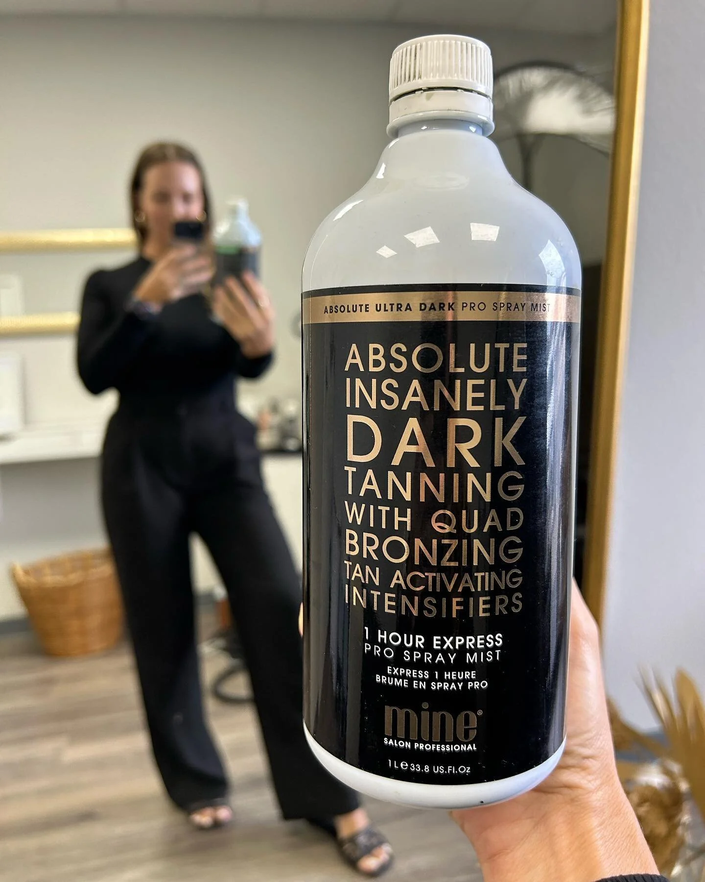 She&rsquo;s a icon, she&rsquo;s a legend and she is the moment. 

@minetanbodyskin absolutely insanely dark 🖤

#tanning #airbrushtan #airbrushtanning #bronzedskin #bronzed #mintan #artist #salonandspa #studiosuite #tanningsalon #tanningtime #vacatio