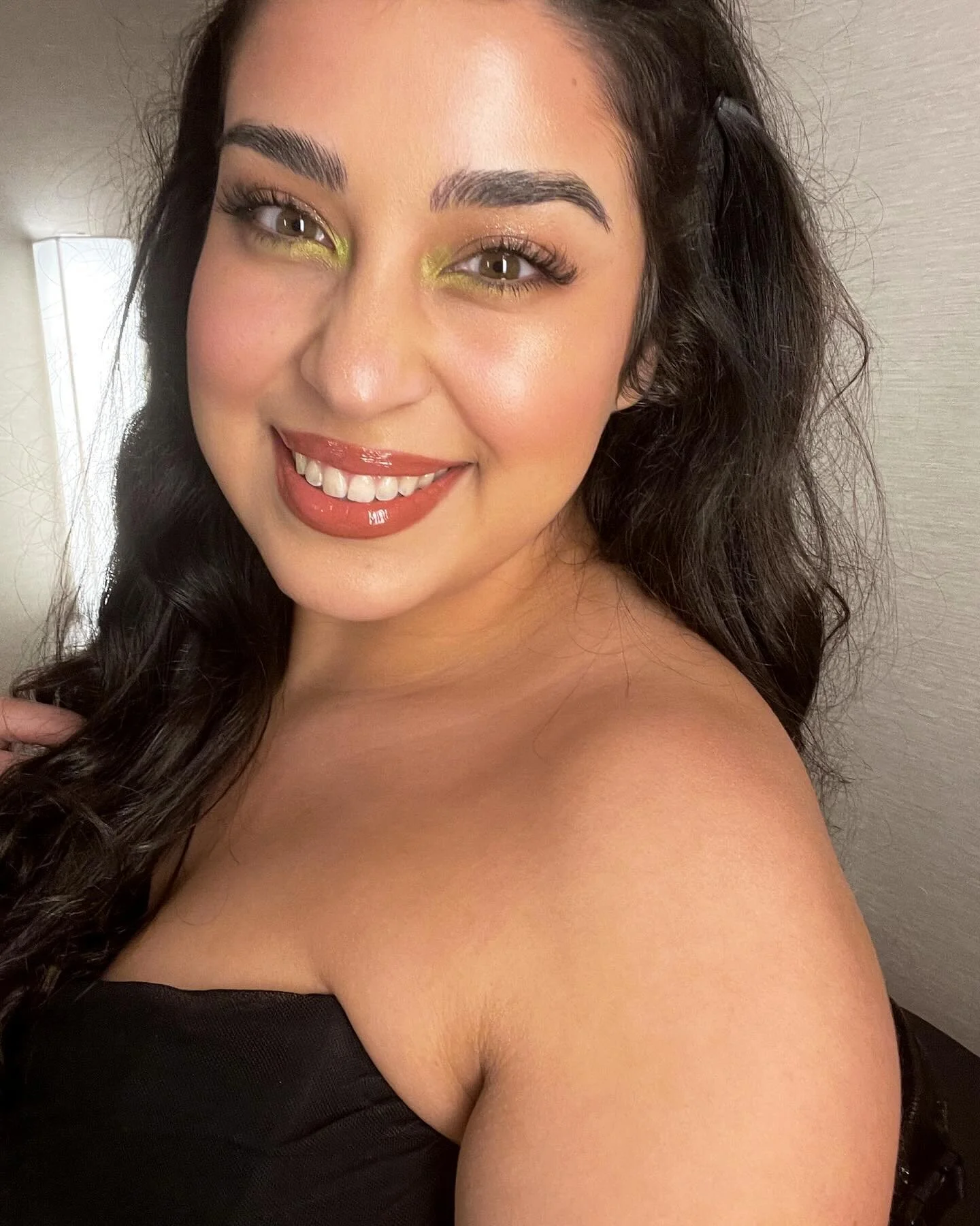 YOU
GLOW
GIRL ✨

Those eyes 💚and that skin 🤎