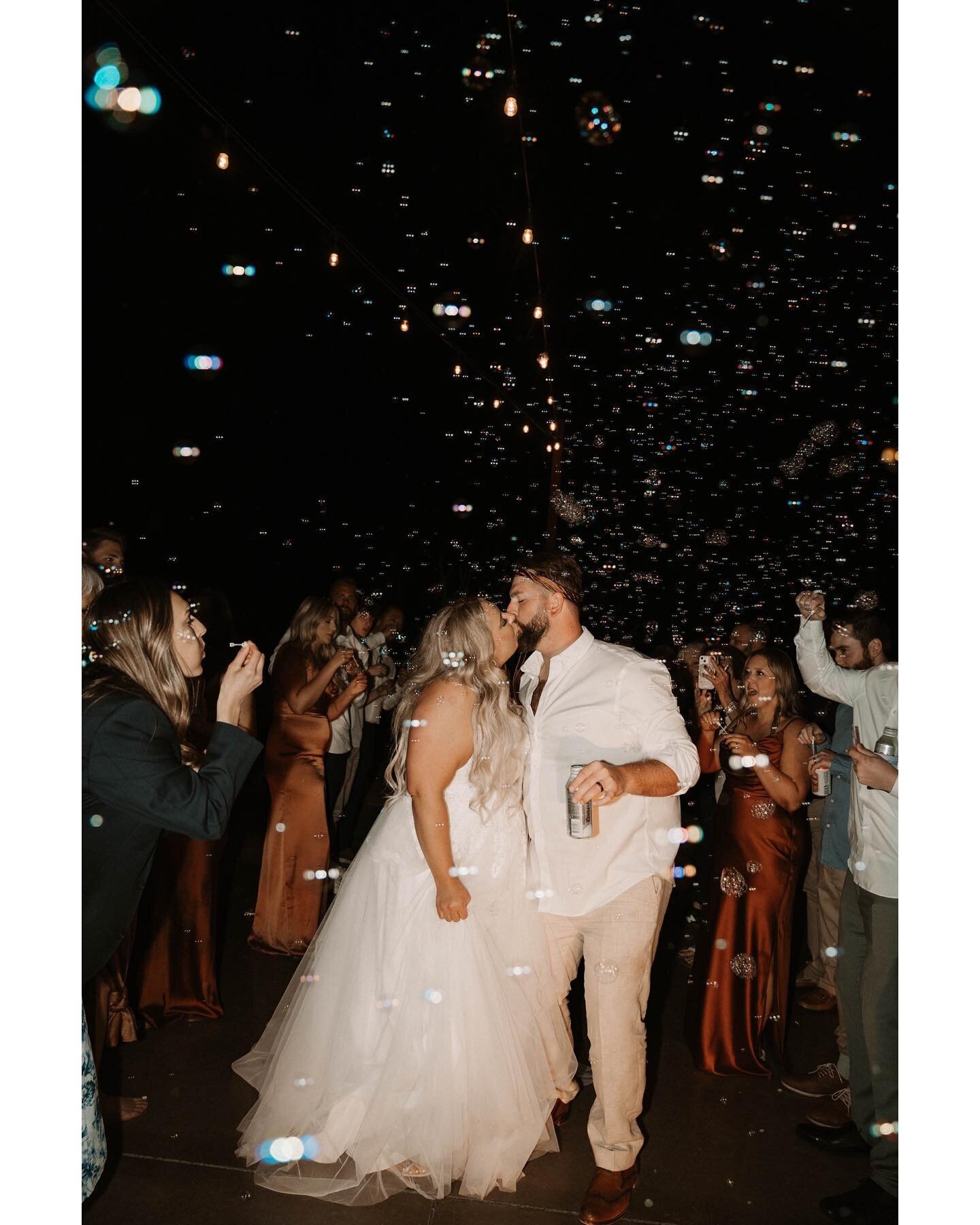 Let's talk about how awesome bubble exits at weddings. Seriously, they're so fun and here's why they're my new favorite exit!
⠀⠀⠀⠀⠀⠀⠀⠀⠀
-Blissful Beginnings: Bubbles symbolize new beginnings and pure happiness.
-Playful and Easy: No messy rice or pot