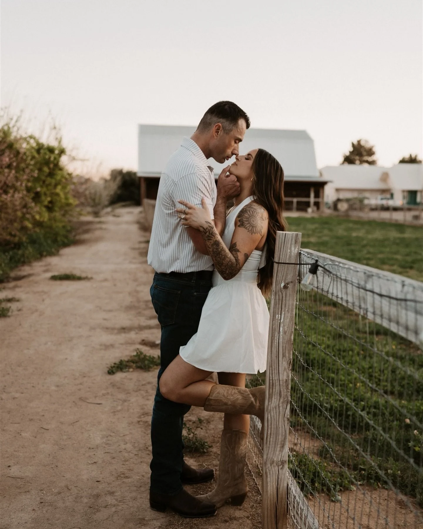 loved running around the farm with these two 🌾🤍 

#arizonaweddingphotographer #arizonaengagementphotographer