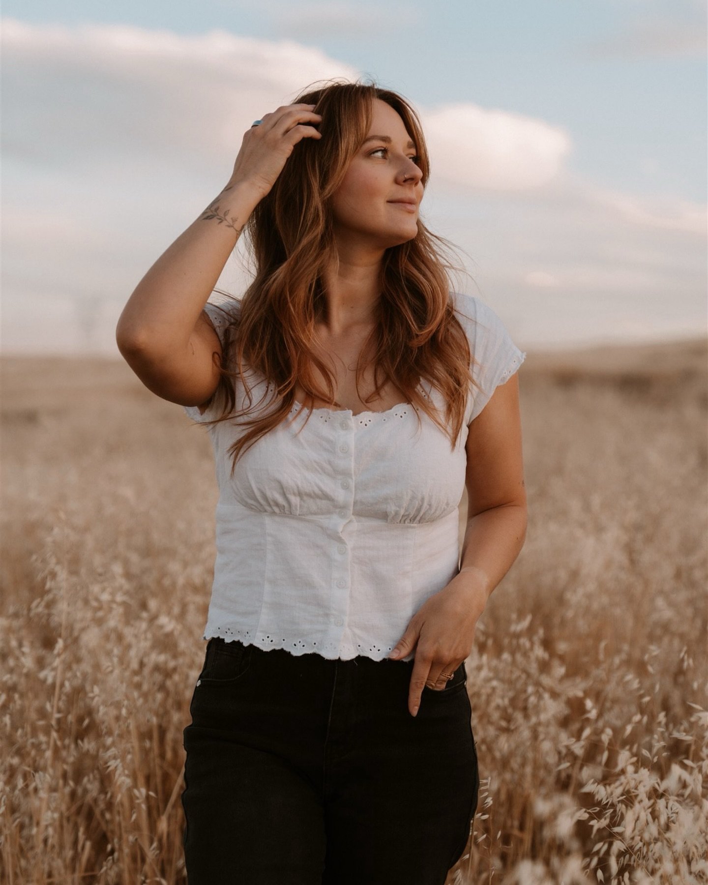 Usually I&rsquo;m the one behind the camera, but hi 👋

A few things about me: 
&bull; Arizona based for the past 6 years and counting 
&bull; Coffee lover / dog mom / travel obsessed 
&bull; Recently celebrated 10 years with my husband 🤍 
&bull; I 