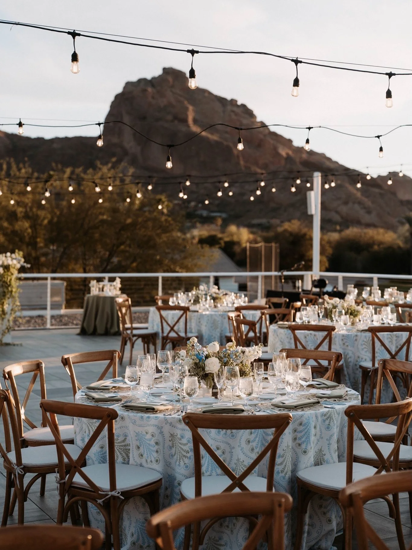 A rooftop dinner at @mountainshadowsweddings 

Arizona Wedding. Arizona Wedding Venue. Arizona Wedding Photographer. Destination Wedding. Wedding Design Inspiration. Rooftop Wedding. Paradise Valley Wedding. Blue Wedding Design.