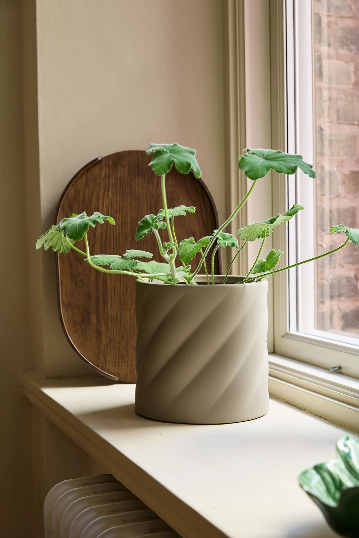 TH-10-02-SA-Twist-Flowerpot-Medium-Sand-E_1-AW26.jpg
