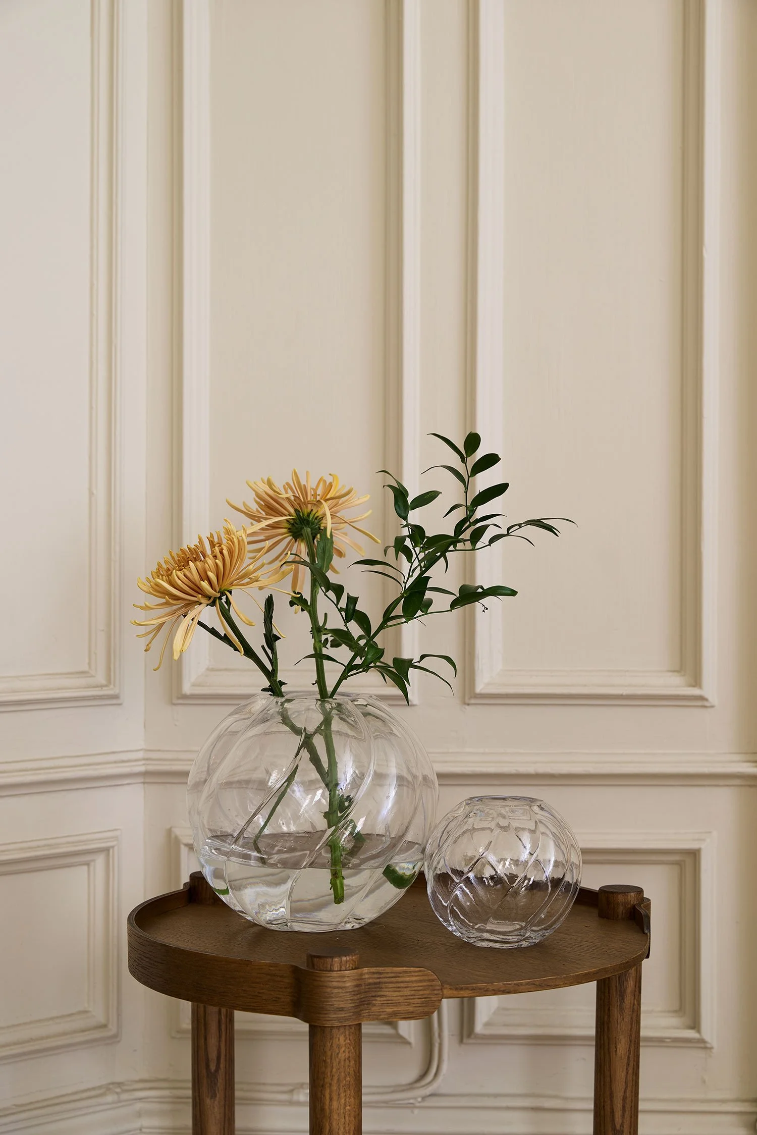 TH-07-02-CL-Twist-Vase-Clear-TH-07-01-CL-Twist-Vase-Clear-ED-07-01-DO-Woody-Table-45cm-E_1-AW26.jpg