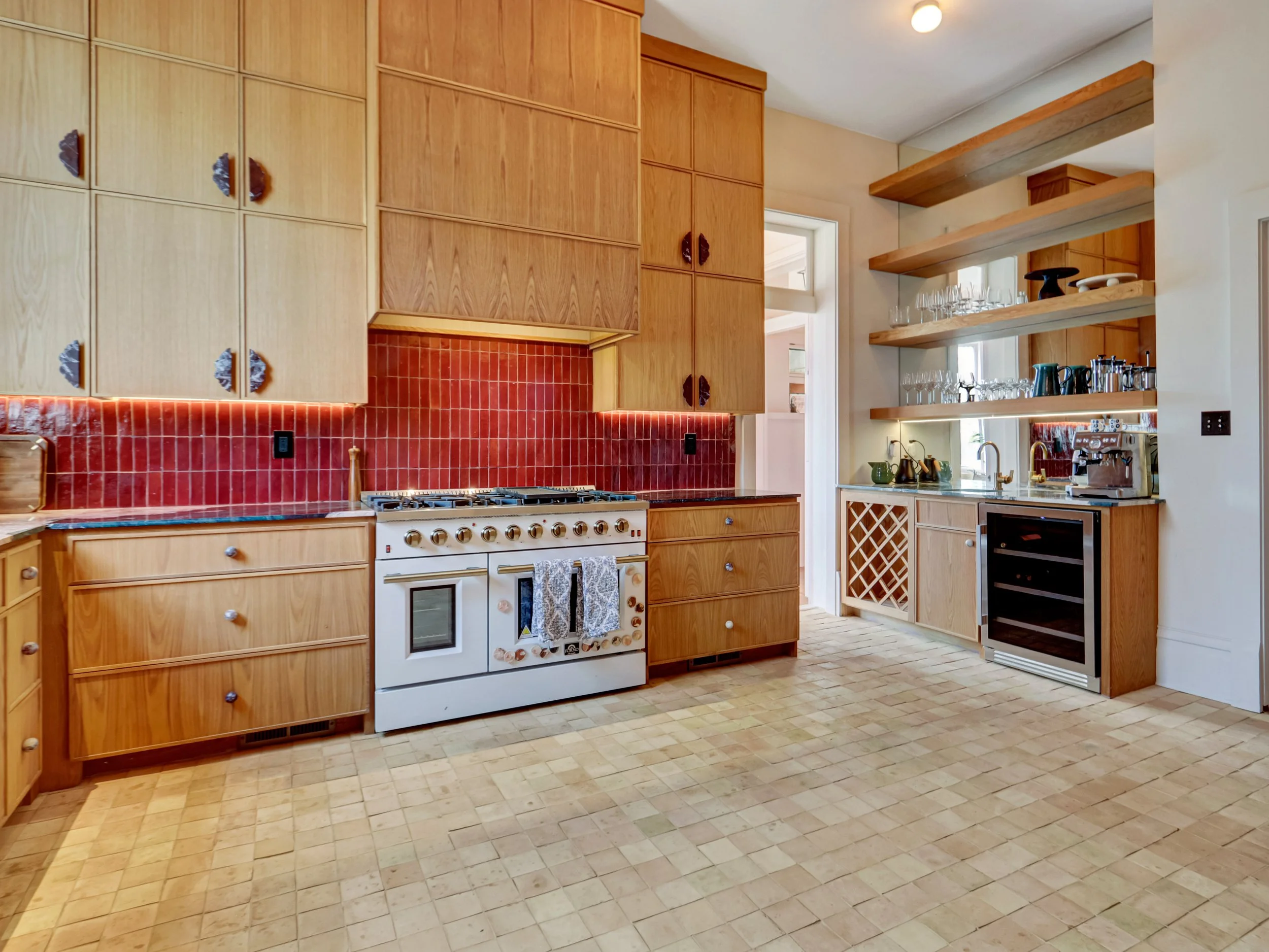 023-Kitchen.jpg