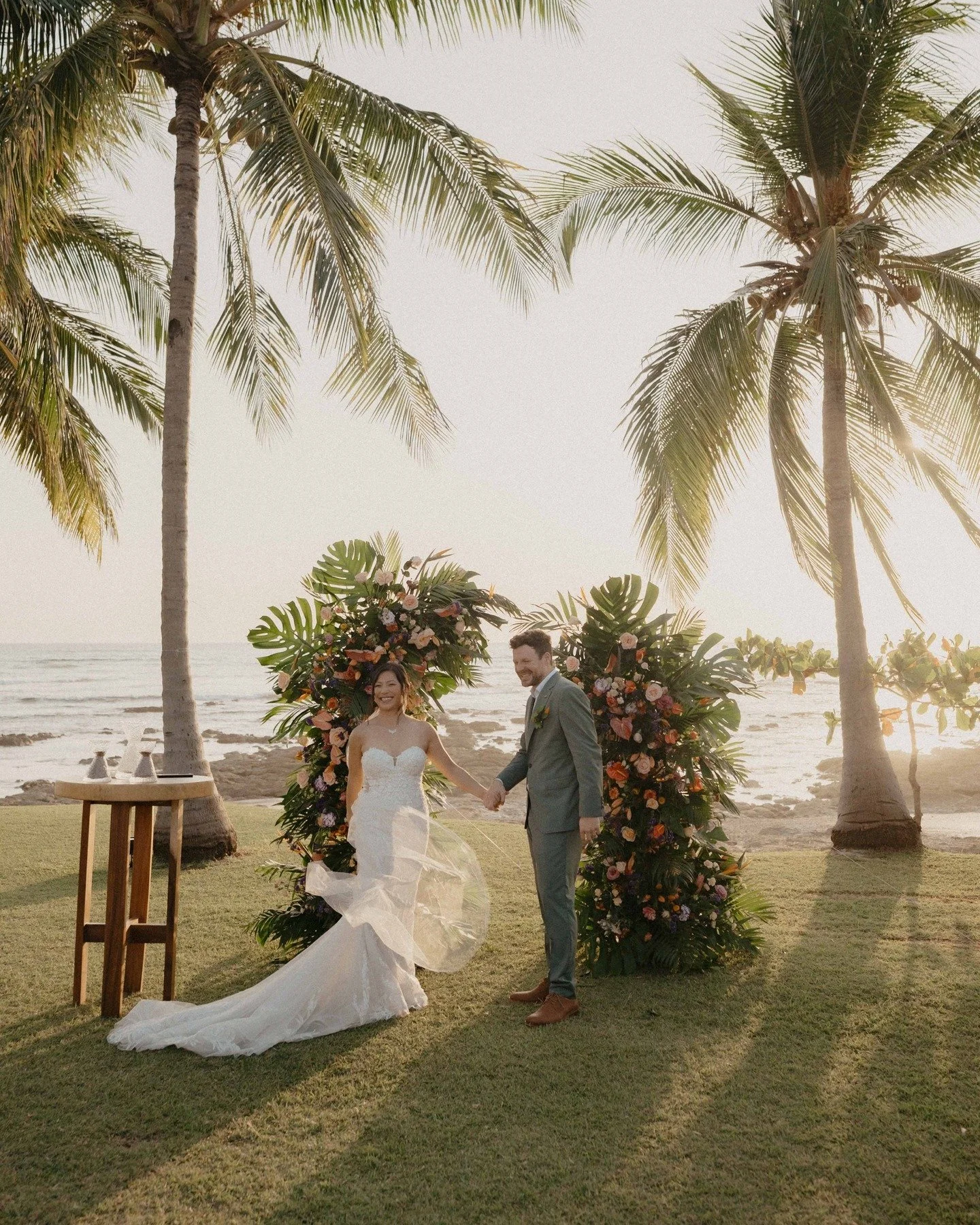 Ya deseando que regresen estos atardeceres incre&iacute;bles como el que tuvimos en la boda @kalai_lam y Tomas.
Planner @demmerproductions
M&uacute;sica ceremonia @acustikcr
DJ @djvegacr
Mobiliario @leoniylolo 
Tuk tuk @lamica_tuktuk 
Decoraci&oacute